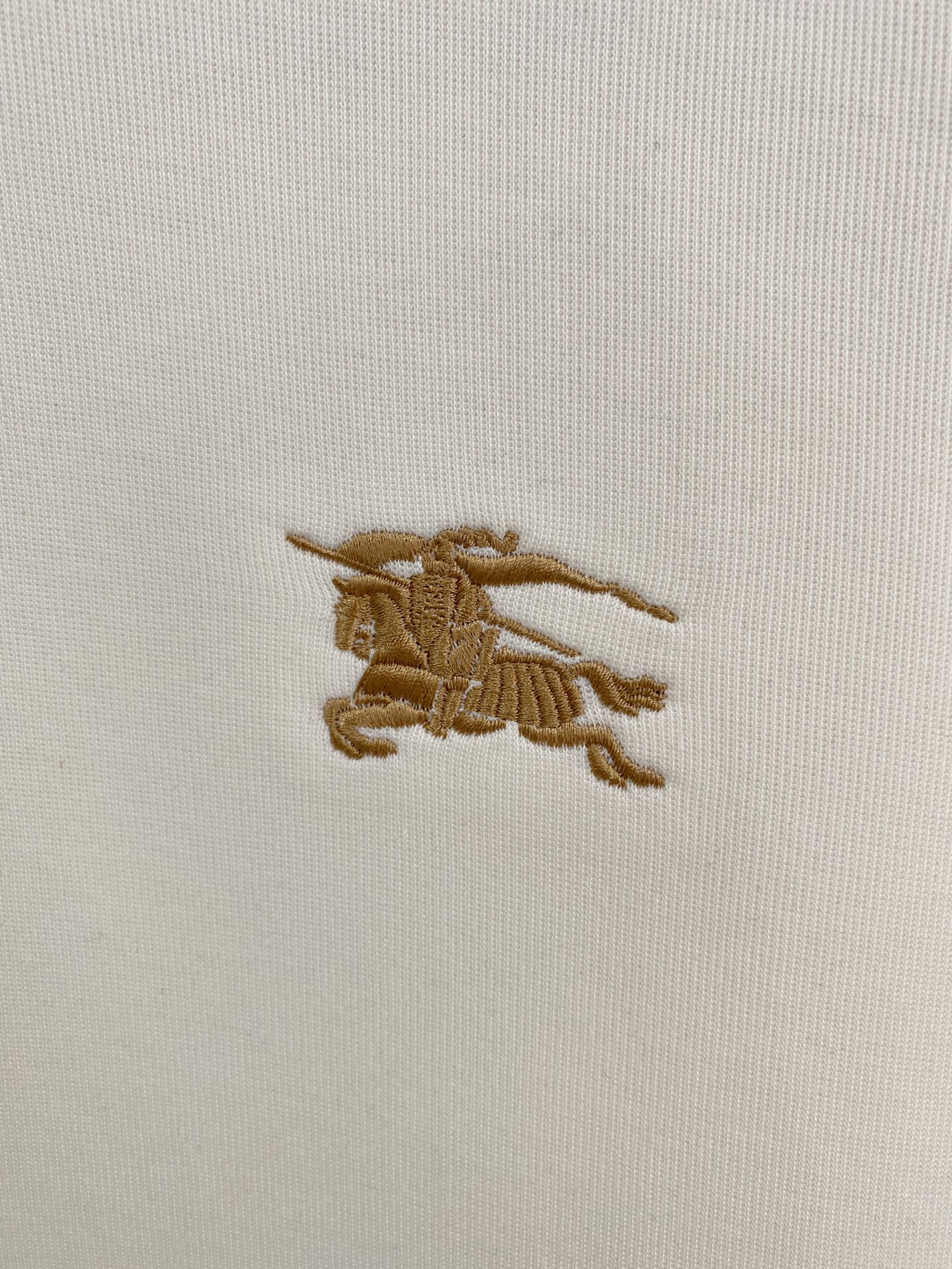 。巴宝莉*2025秋冬  几何拼接的设计 很有亮点，标志字母刺绣🪡细节上凸显质感 整体设计上身时尚而赋予