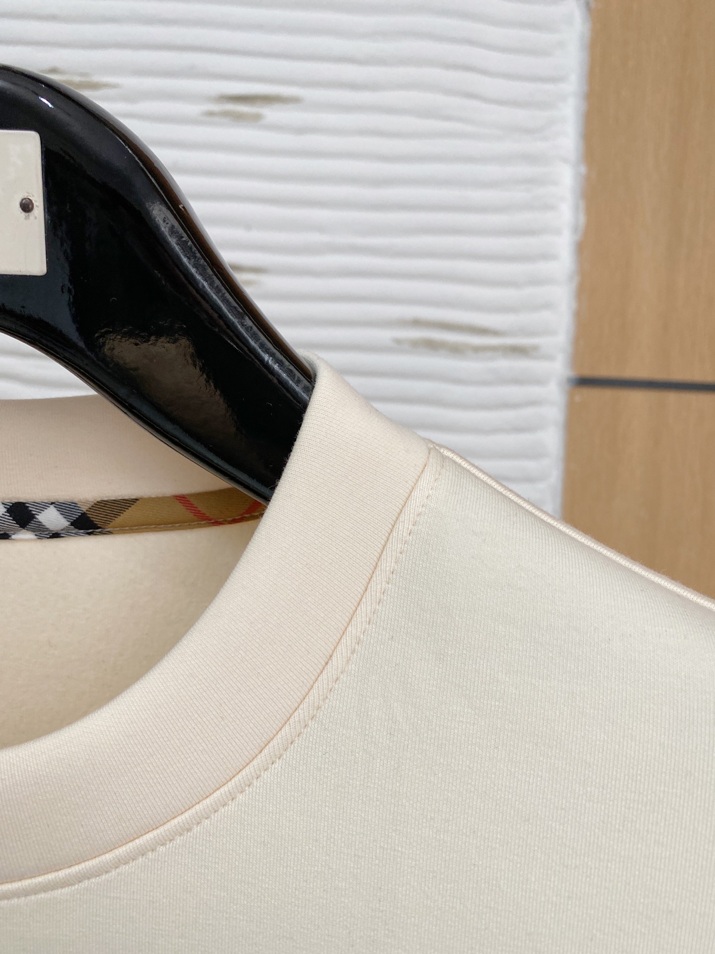 。巴宝莉*2025秋冬  几何拼接的设计 很有亮点，标志字母刺绣🪡细节上凸显质感 整体设计上身时尚而赋予