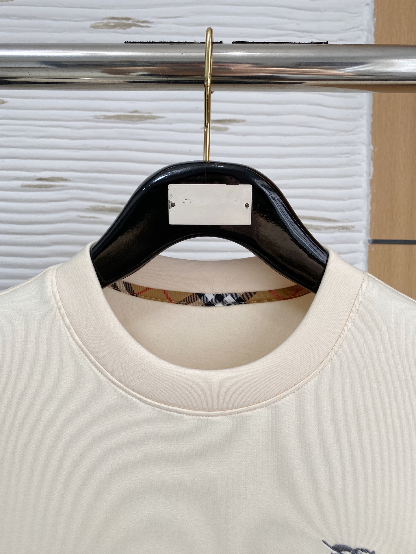 。巴宝莉*2025秋冬  几何拼接的设计 很有亮点，标志字母刺绣🪡细节上凸显质感 整体设计上身时尚而赋予