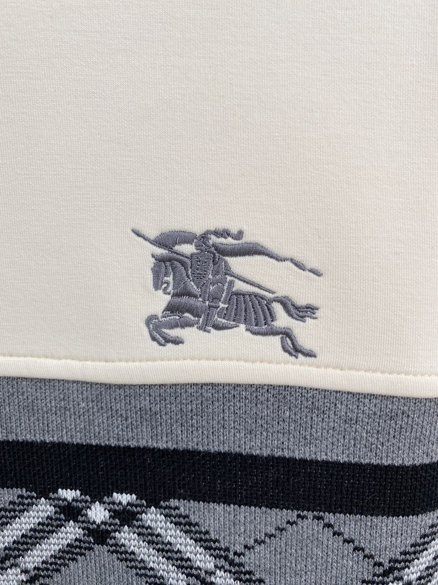 。巴宝莉*2025秋冬  几何拼接的设计 很有亮点，标志字母刺绣🪡细节上凸显质感 整体设计上身时尚而赋予