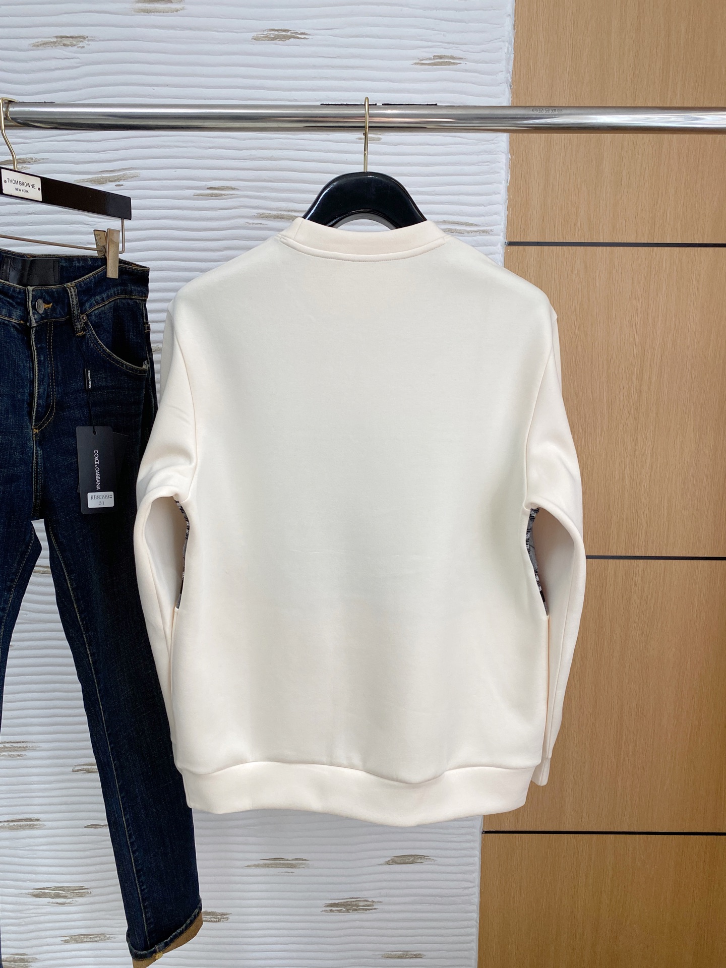 。巴宝莉*2025秋冬  几何拼接的设计 很有亮点，标志字母刺绣🪡细节上凸显质感 整体设计上身时尚而赋予