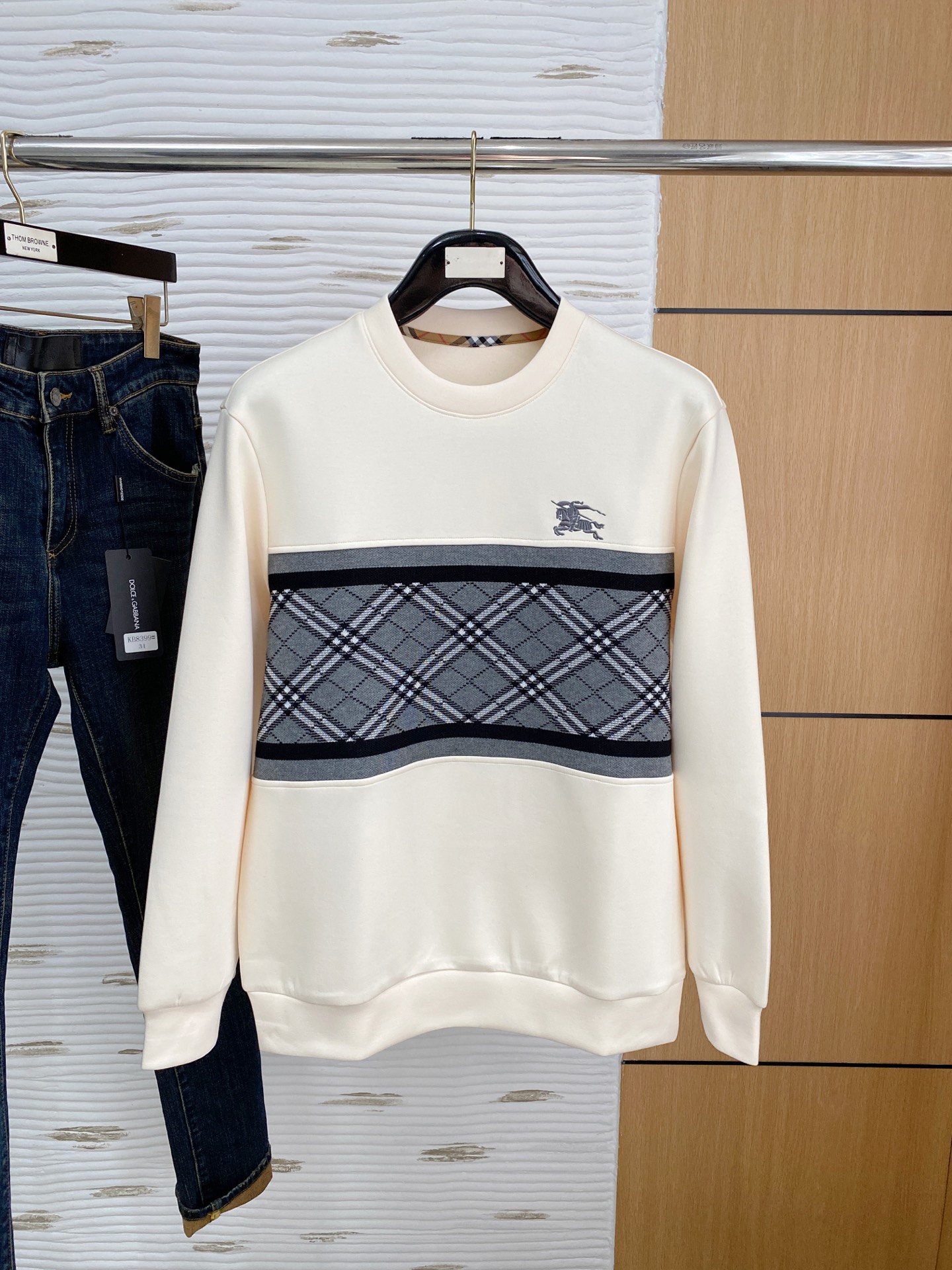 。巴宝莉*2025秋冬  几何拼接的设计 很有亮点，标志字母刺绣🪡细节上凸显质感 整体设计上身时尚而赋予