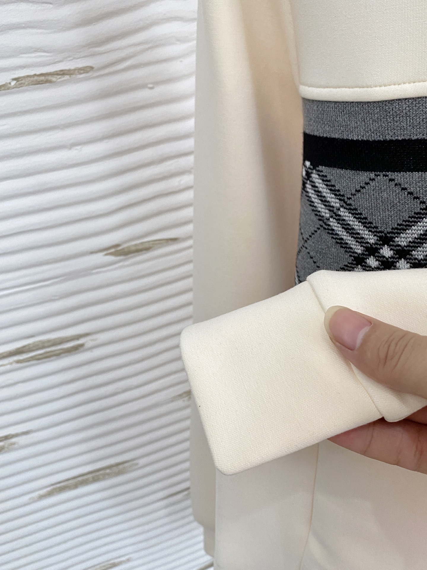 。巴宝莉*2025秋冬  几何拼接的设计 很有亮点，标志字母刺绣🪡细节上凸显质感 整体设计上身时尚而赋予