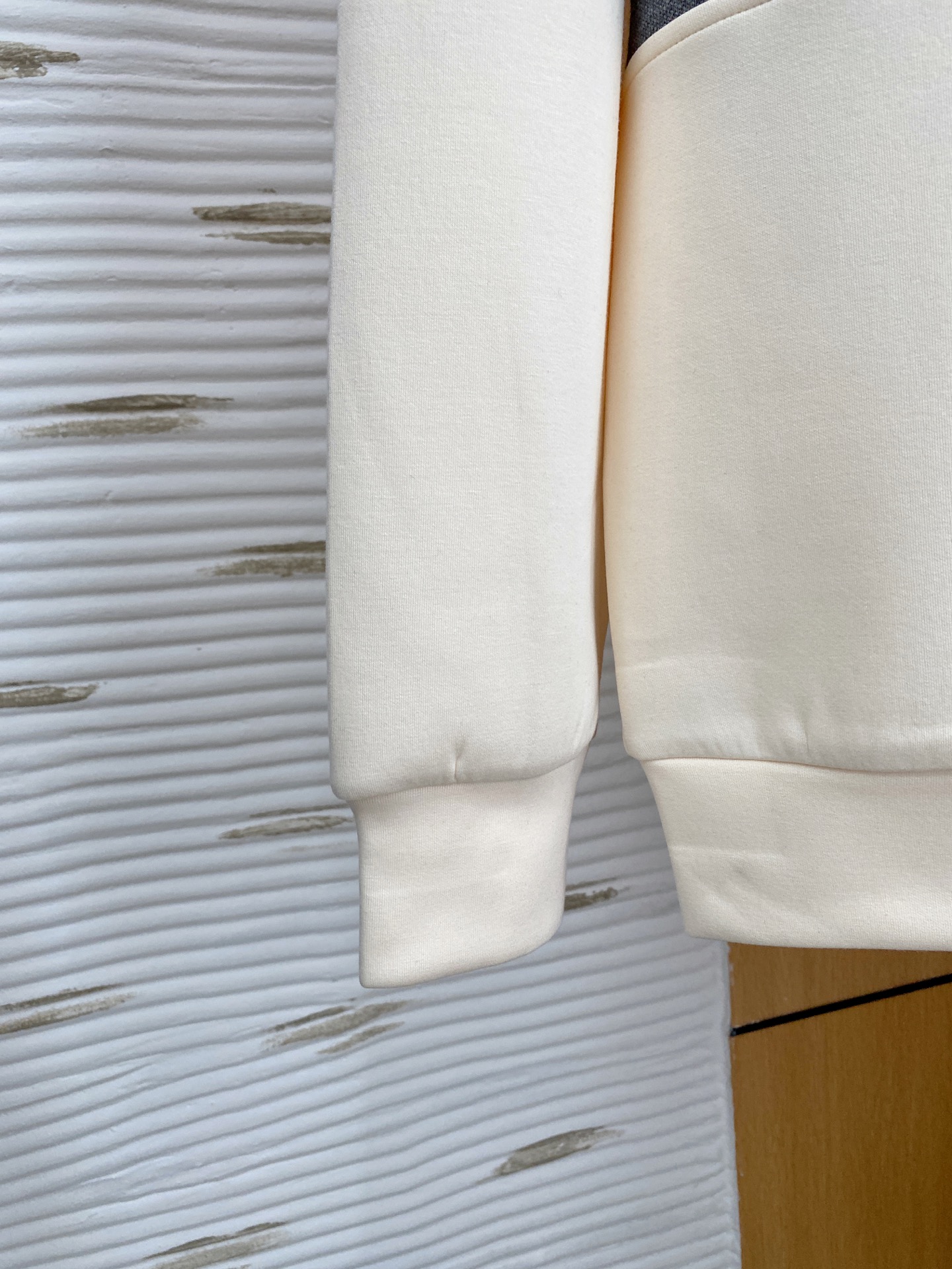 。巴宝莉*2025秋冬  几何拼接的设计 很有亮点，标志字母刺绣🪡细节上凸显质感 整体设计上身时尚而赋予