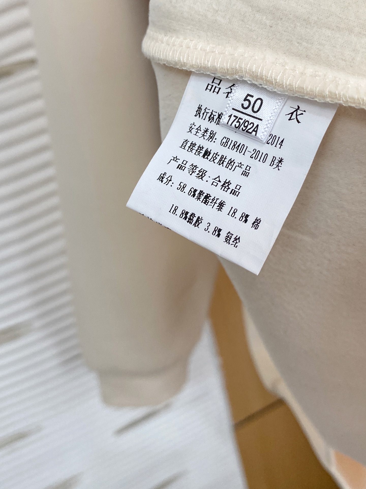 。巴宝莉*2025秋冬  几何拼接的设计 很有亮点，标志字母刺绣🪡细节上凸显质感 整体设计上身时尚而赋予