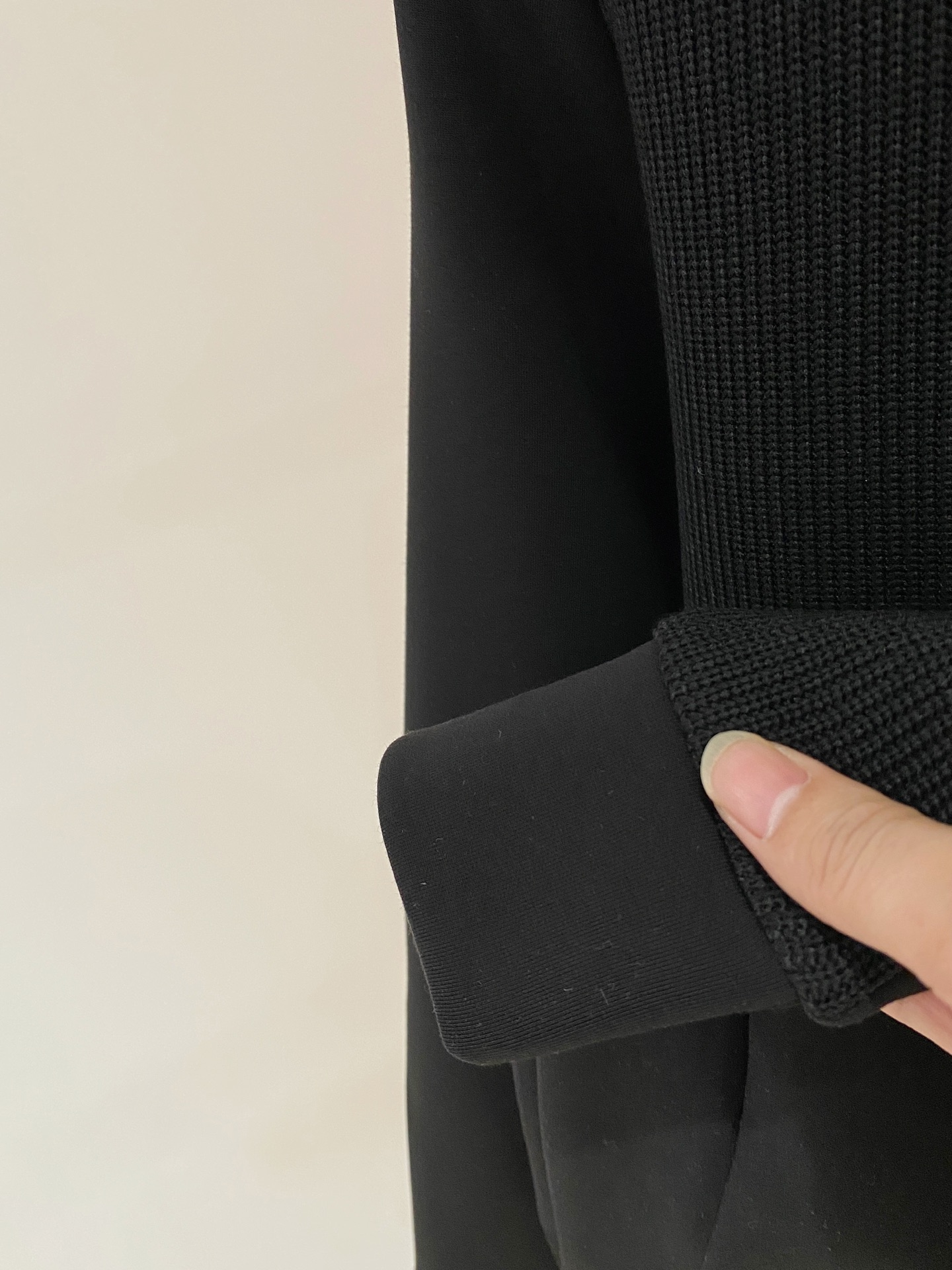 。普拉达 2025秋冬 羊毛混纺套头针织卫衣 几何拼皮的口袋设计 很有亮点，标志字母纽扣 细节上凸显质感