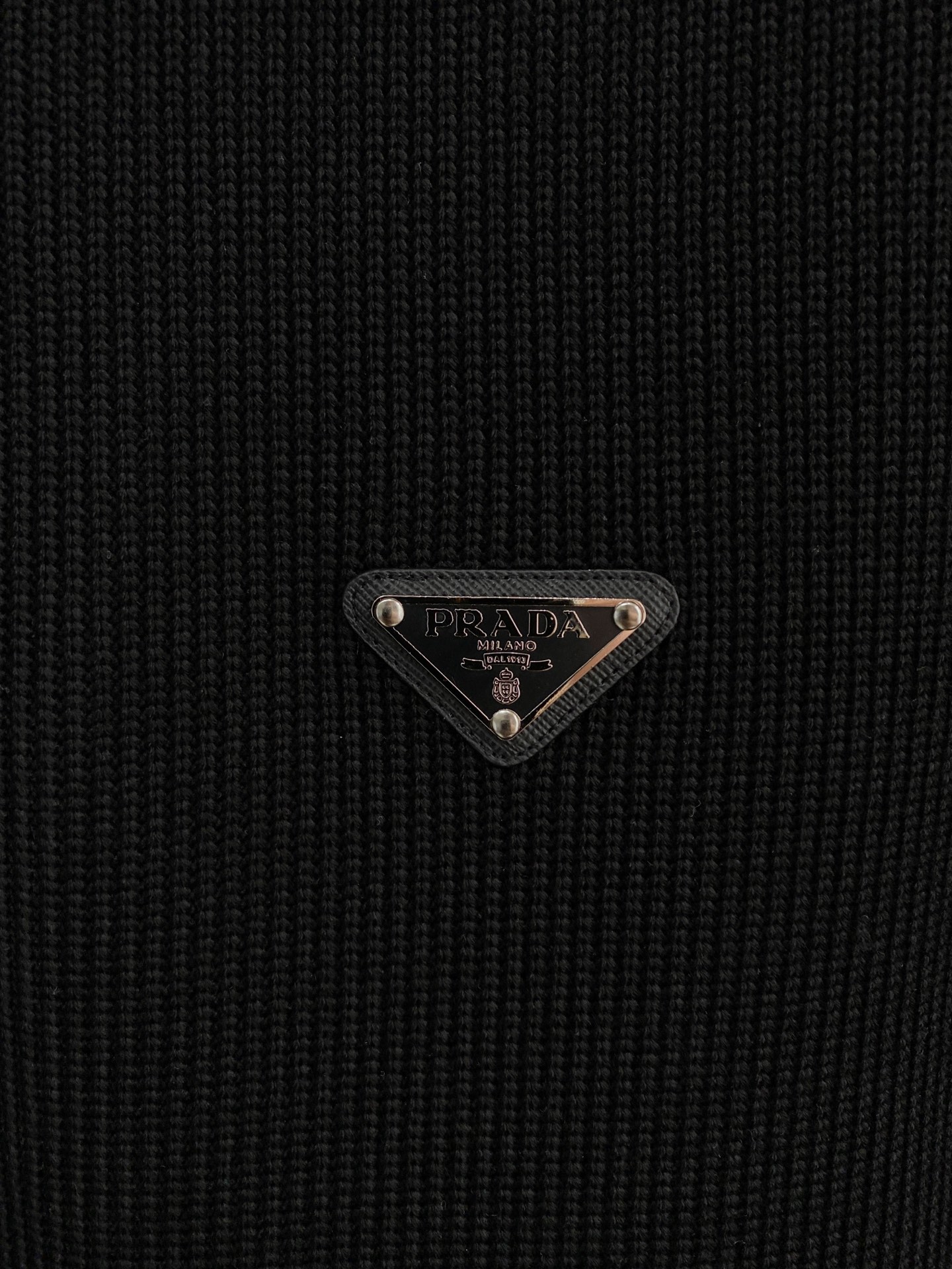 。普拉达 2025秋冬 羊毛混纺套头针织卫衣 几何拼皮的口袋设计 很有亮点，标志字母纽扣 细节上凸显质感