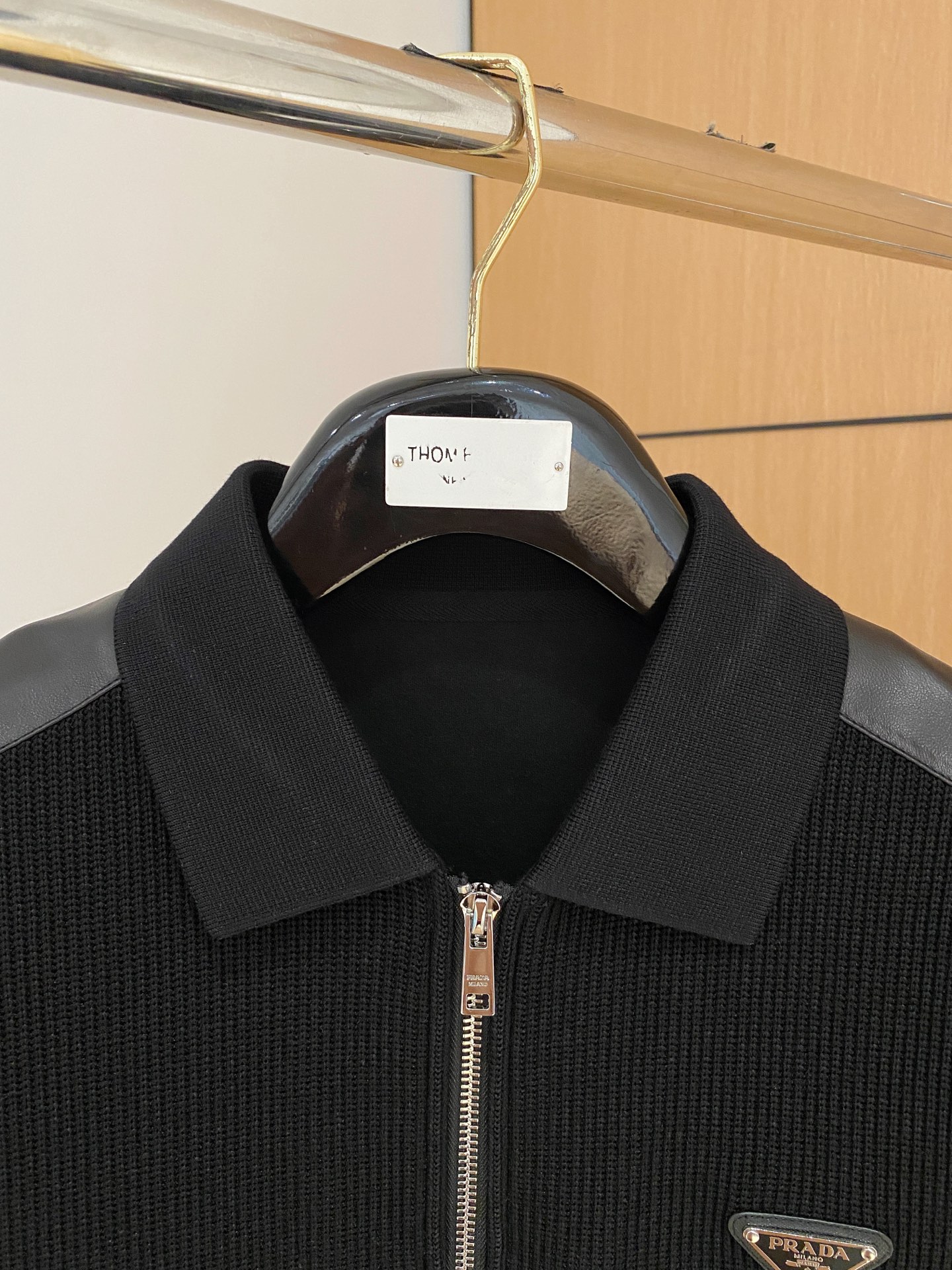 。普拉达 2025秋冬 羊毛混纺套头针织卫衣 几何拼皮的口袋设计 很有亮点，标志字母纽扣 细节上凸显质感