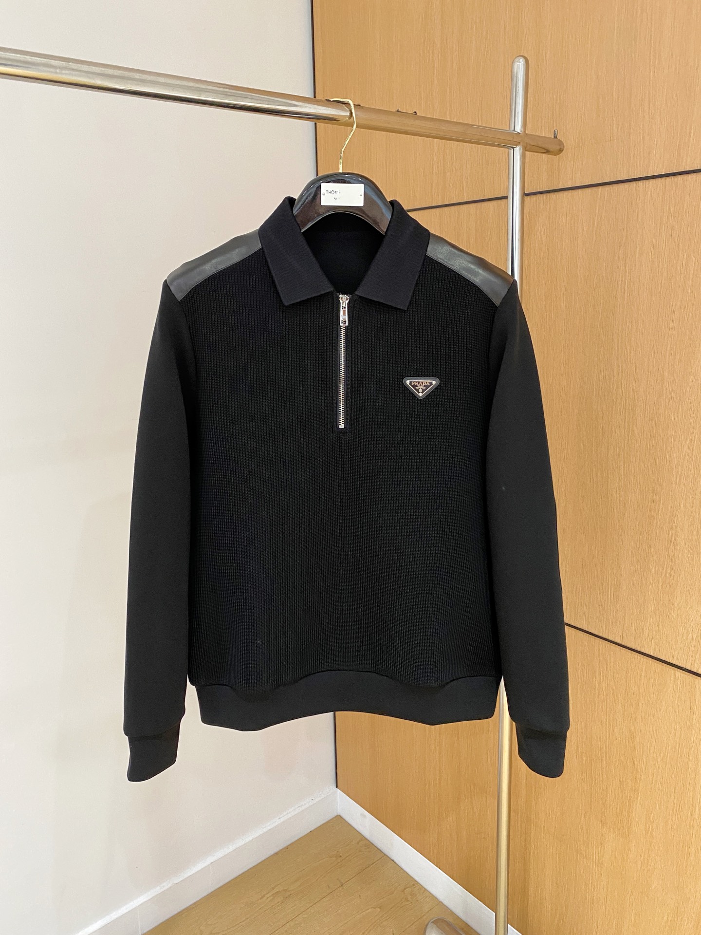 。普拉达 2025秋冬 羊毛混纺套头针织卫衣 几何拼皮的口袋设计 很有亮点，标志字母纽扣 细节上凸显质感