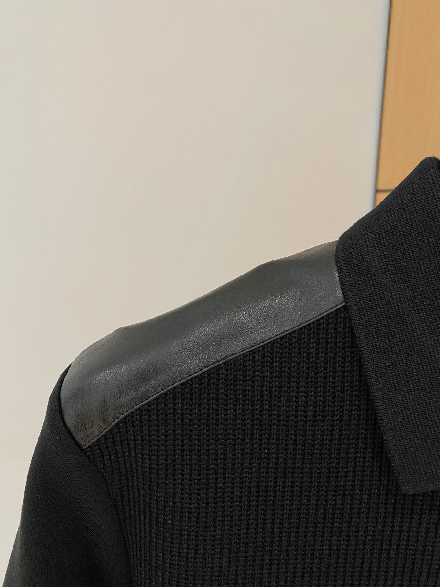 。普拉达 2025秋冬 羊毛混纺套头针织卫衣 几何拼皮的口袋设计 很有亮点，标志字母纽扣 细节上凸显质感