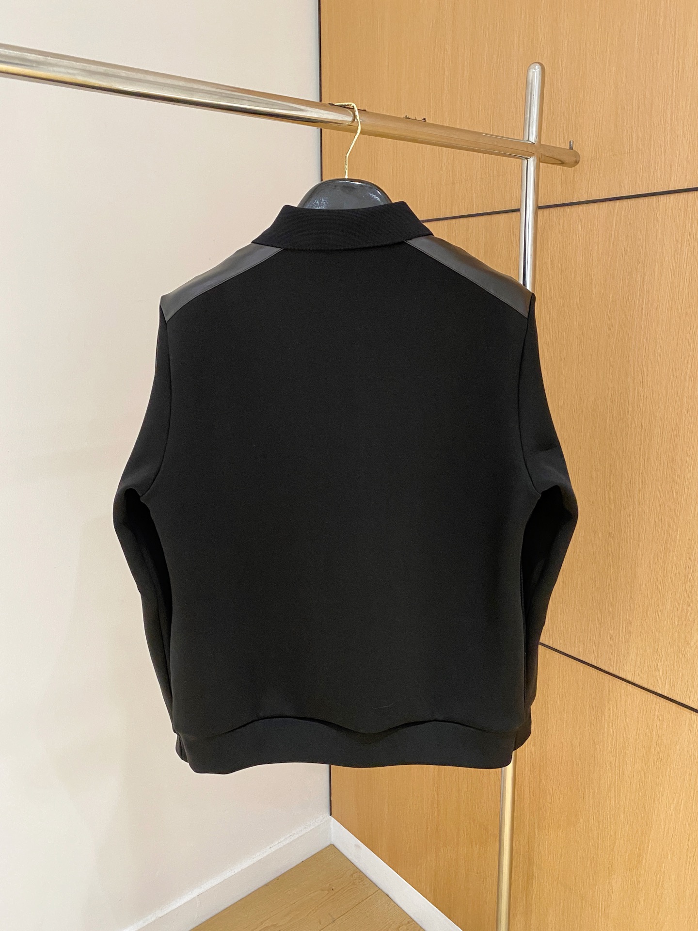 。普拉达 2025秋冬 羊毛混纺套头针织卫衣 几何拼皮的口袋设计 很有亮点，标志字母纽扣 细节上凸显质感