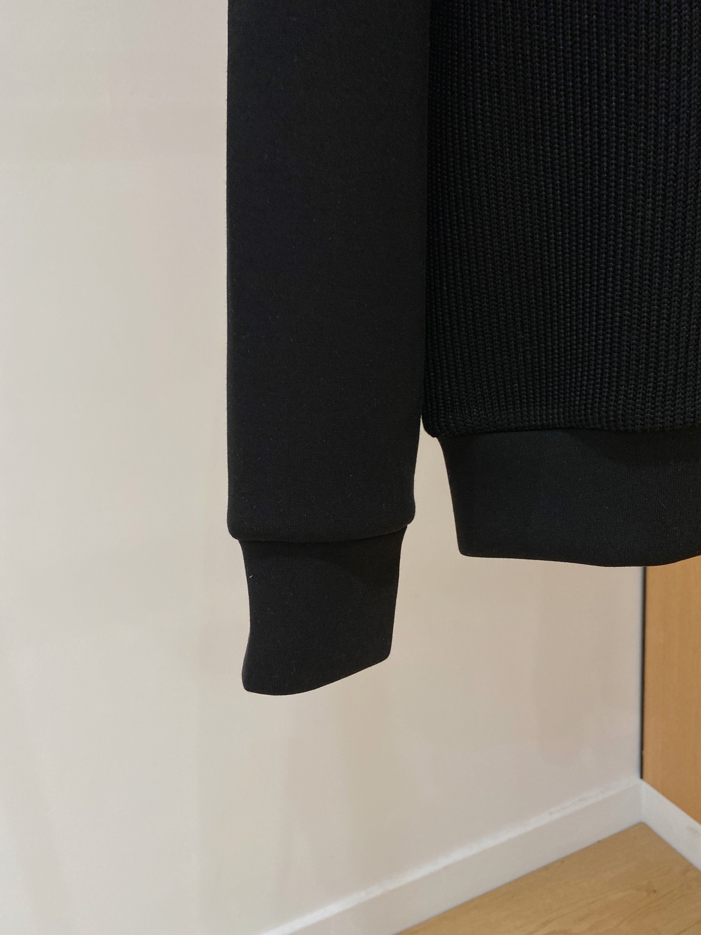 。普拉达 2025秋冬 羊毛混纺套头针织卫衣 几何拼皮的口袋设计 很有亮点，标志字母纽扣 细节上凸显质感