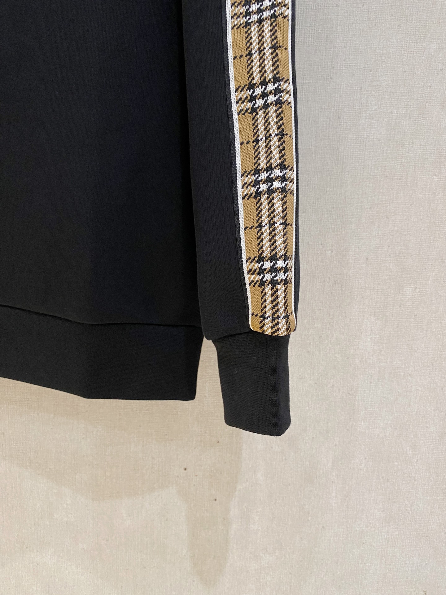 Burberry Geometric Patchwork Sweatshirt: Stylish & Comfortable Fall/Winter Wear 7 i1754664543935 3006 0 5