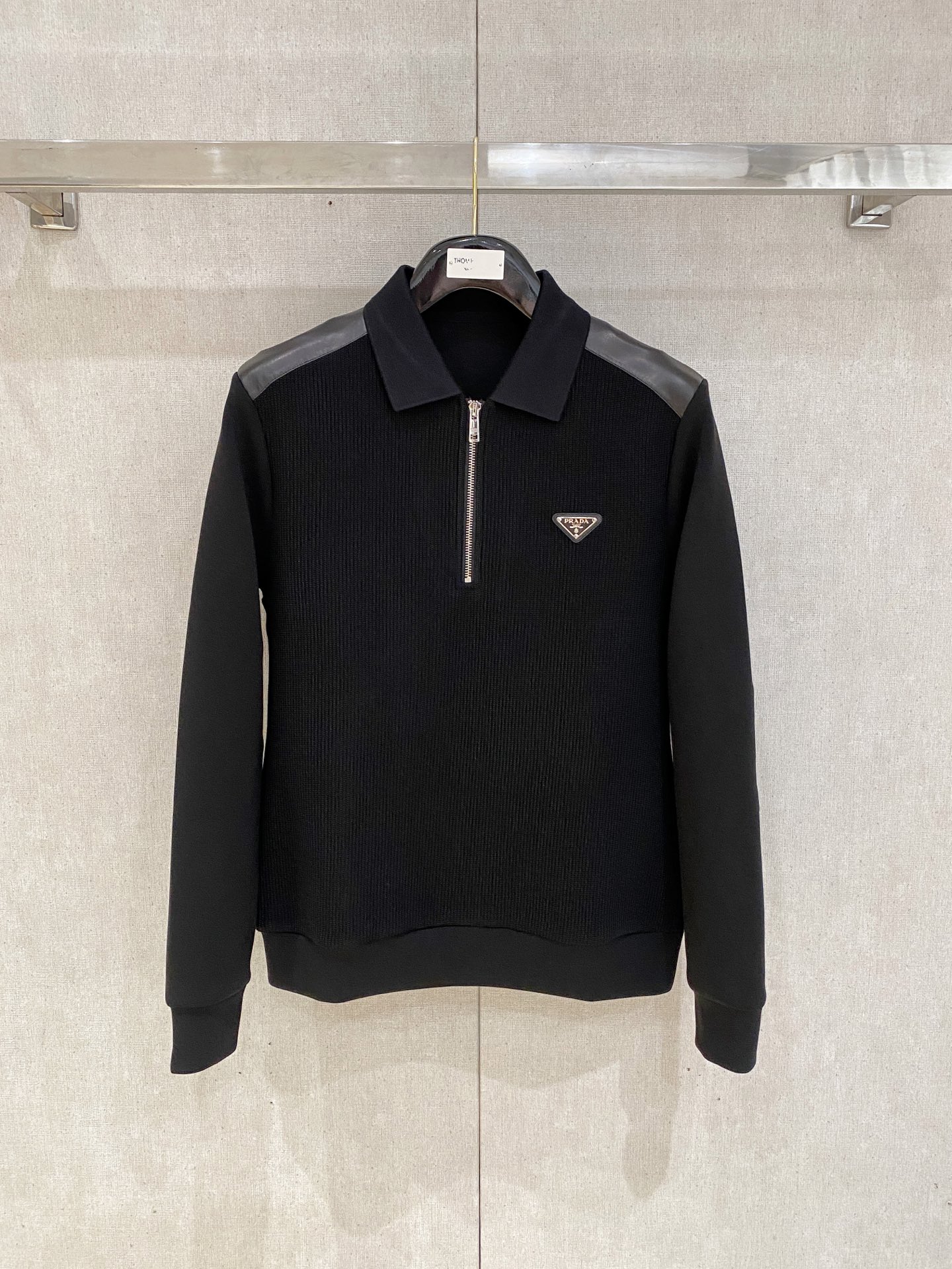 NO:509188,.Prada Autumn and winter wool-blend pullover knit sweatshirt Geometric leather-patched pocket design is very highlighted, logo letter buttons highlight the texture in details The overall design is fashionable and gives a modern sense of tailoring, the neckline slightly fits the neck, making the overall upper body look younger and more fashionable. The fabric is made of customer-supplied wool blend material, which is easy to care for. The surface has a wool texture. The upper body is comfortable and warm, and it looks high-end. It also has a very crisp feeling. Color Black, brown, gray, code M-3XL, try on 172-148, wear L size slim feeling,,prada,hoodie,sweatshirts,alexander wang19860909.普拉达 秋冬 羊毛混纺套头针织卫衣 几何拼皮的口袋设计 很有亮点,标志字母纽扣 细节上凸显质感 整体设计上身时尚而赋予现代气息感合体的剪裁,领口微微贴合颈部,让整体上身更显年轻时尚 , 面料采用客供定织羊毛混纺材质 有着易打理的特点 表面有着羊毛质感 上身舒适保暖 ,显高档的同时 又有很好挺括感 颜色 黑色 咖色 灰色 码数M-3XL 试穿172-148 穿L码修身感,,prada,hoodie,sweatshirts,alexander wang,Men's clothing