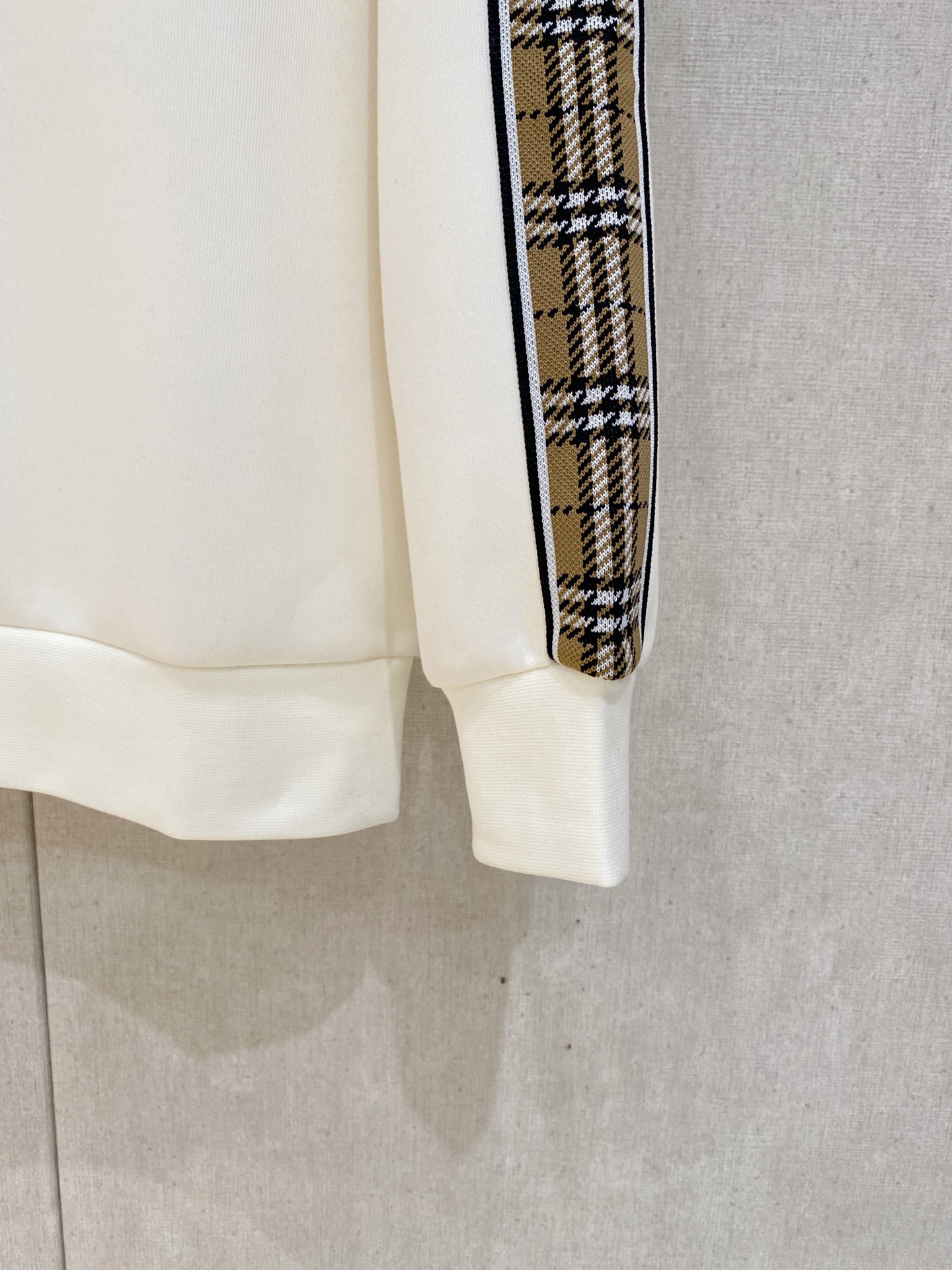 Burberry Geometric Patchwork Sweatshirt: Modern Style & Comfort 7 i1754664607197 5720 0 5