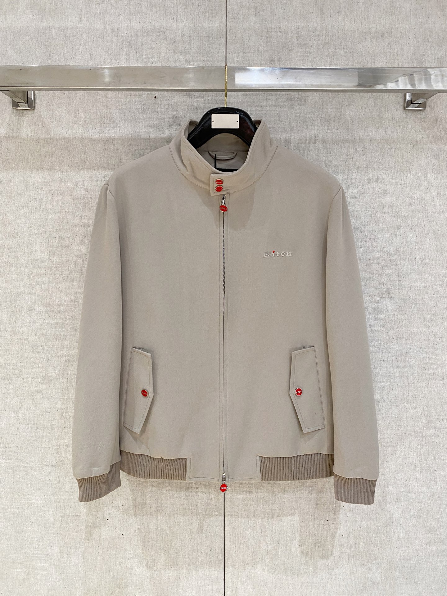 NO:596815,Kiton, top quality>On sale at the same time on the official website of the counter! The accessories are all original and custom-made, genuine orders from trading companies. Advanced custom-made imported fabrics, extracted from natural plant fibers, are lighter and thinner than ordinary cotton fabrics, soft to the touch and comfortable to wear. It is not easy to irritate the skin at all. The fabric has good hygroscopicity and breathability. Size: 48-56, alexander wang19860909Kiton、顶级品质>专柜官网同步发售！辅料全部原版定制出品,贸易公司真品订单.高级定制进口面料,以天然植物纖維提炼出来,比一般棉织物轻薄 手感柔软,穿着舒适 完全不易有刺激皮肤 面料吸湿性、透气性良好 尺码: 48-56,,alexander wang,Men's clothing