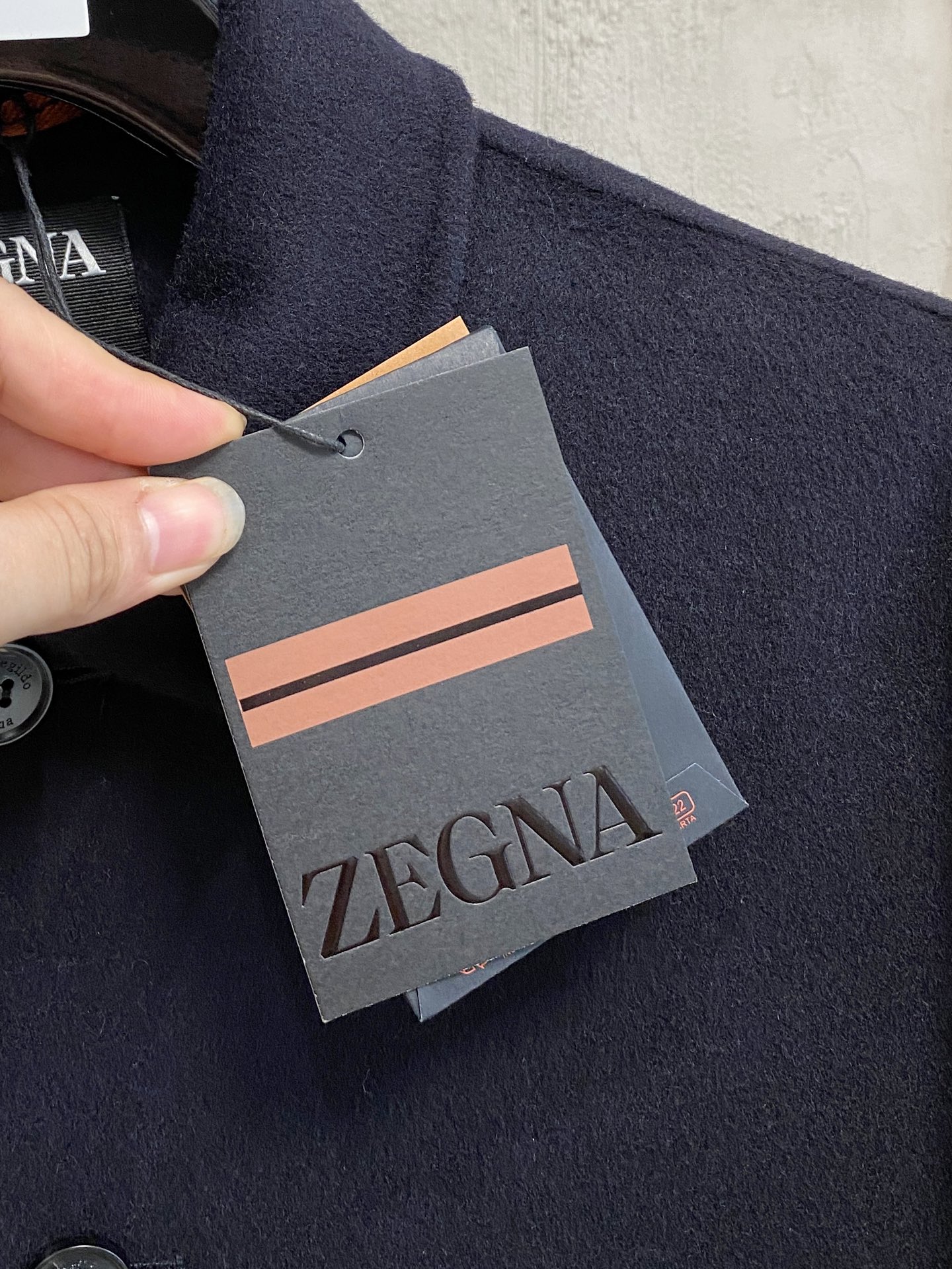 （纯手工）高端男士必备单品纯手工呢羊绒羊毛大衣.每一件都是纯手工缝制而成.内里无缝—带包装关于款式及设计