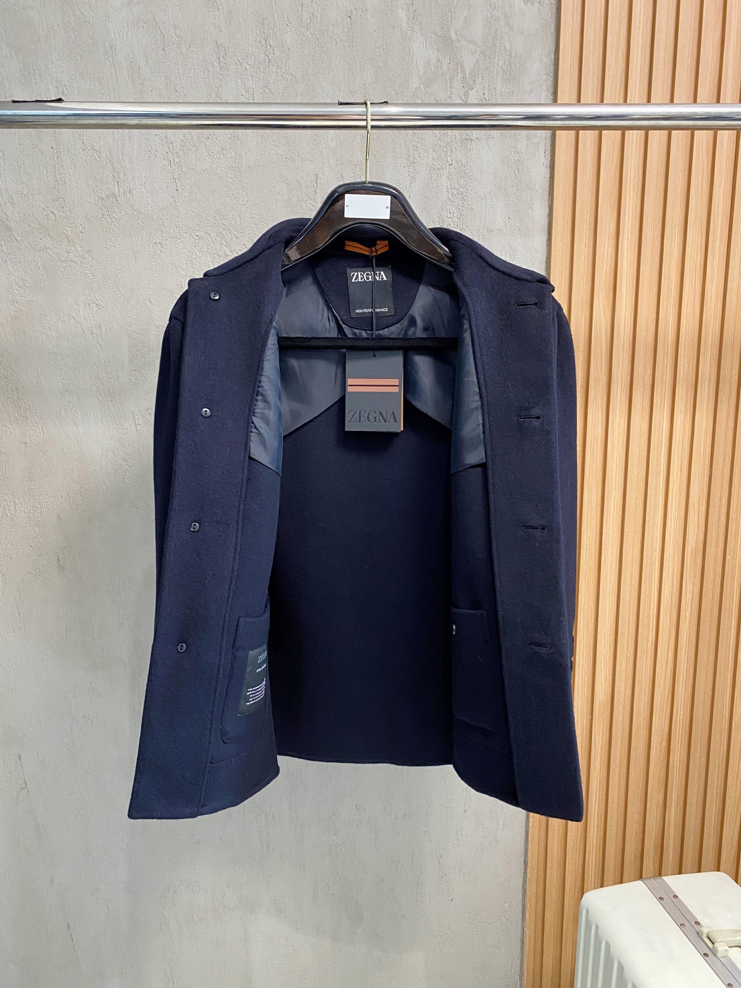 （纯手工）高端男士必备单品纯手工呢羊绒羊毛大衣.每一件都是纯手工缝制而成.内里无缝—带包装关于款式及设计