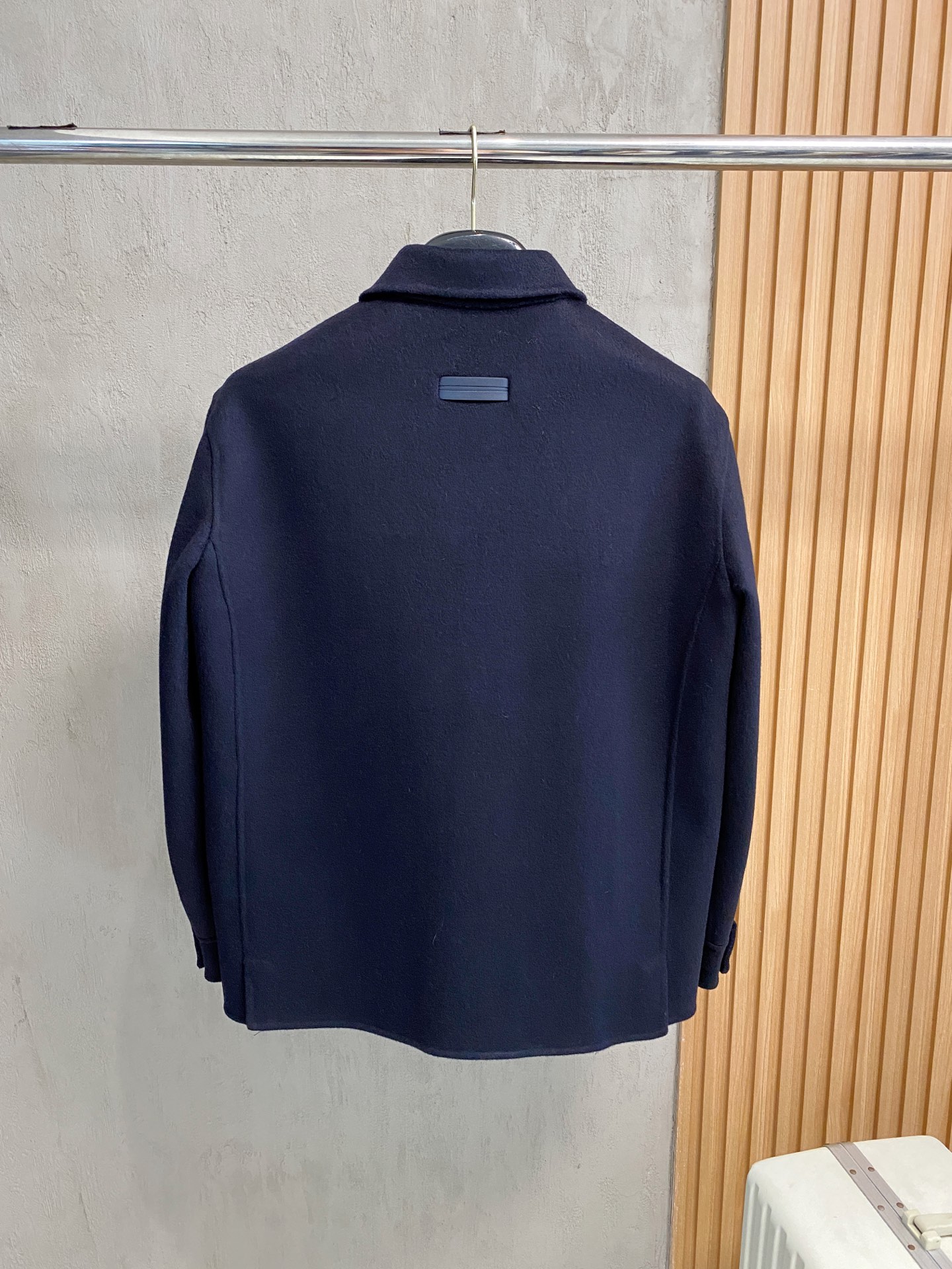 （纯手工）高端男士必备单品纯手工呢羊绒羊毛大衣.每一件都是纯手工缝制而成.内里无缝—带包装关于款式及设计