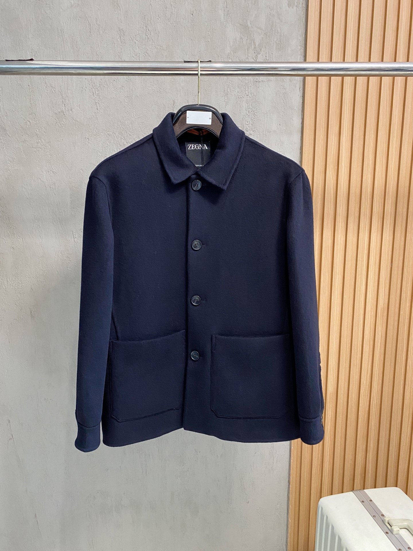 （纯手工）高端男士必备单品纯手工呢羊绒羊毛大衣.每一件都是纯手工缝制而成.内里无缝—带包装关于款式及设计