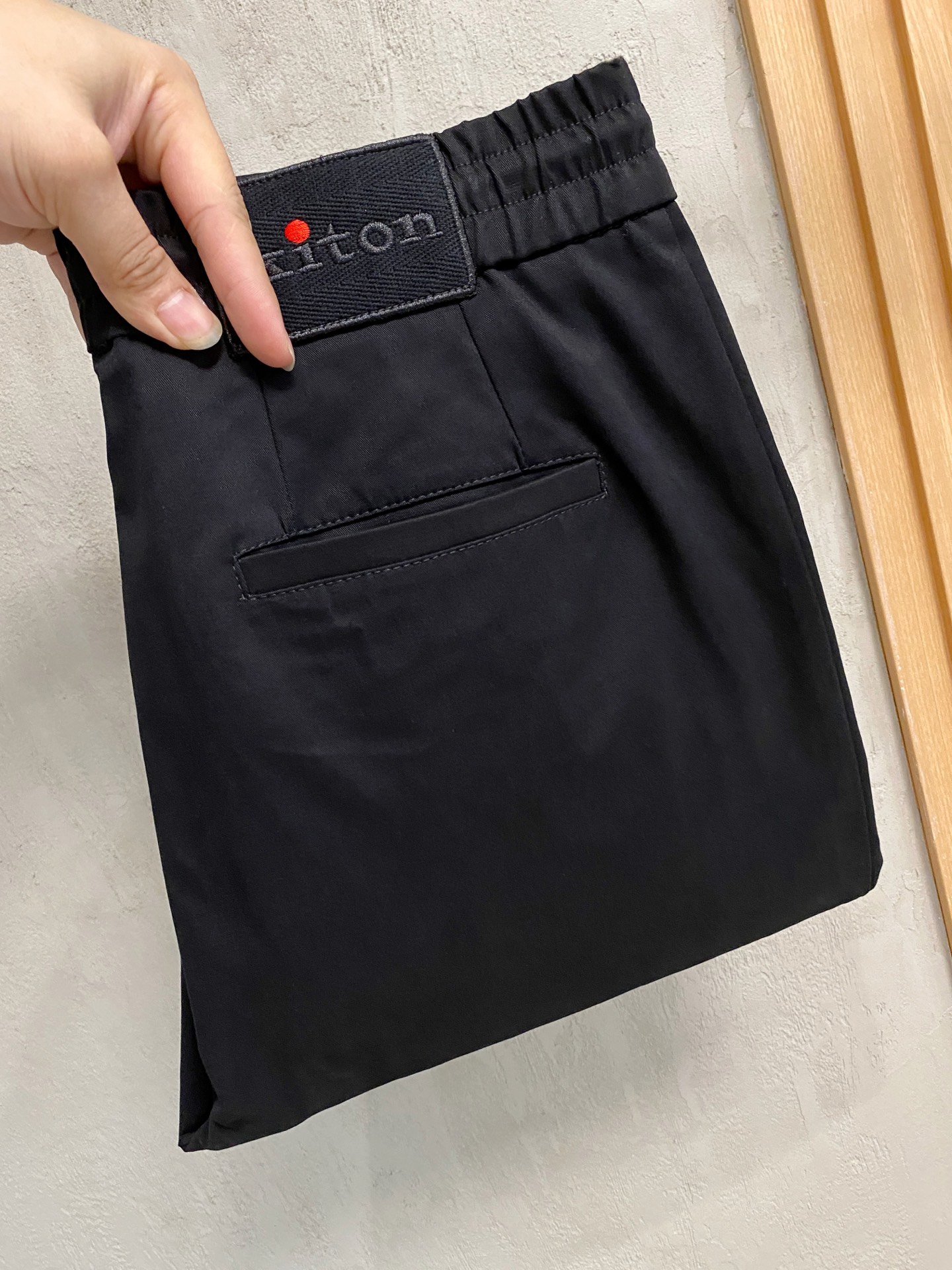 NO:519858,Kiton 2025 autumn and winter counter new custom casual pants, clean and neat tailored, full of urban style, uses high-end worsted fabrics to feel soft and dry, and the upper body has a crisp and stylish effect. The hardware is exquisite, business and casual, and so many top-level raw materials, creating high-end products with unparalleled value. The first choice for high-end fashion and fashion people. Size M-3XL, alexander wang19860909Kiton 2025秋冬专柜新款定制休闲裤 干净利落剪裁,都市风十足 采用高端精纺面料手感软糯干爽,上身效果挺括有型.五金精致,商务休闲非常好看如此众多的顶级原料,打造出价值感无与伦比的高端产品,高端潮流时尚人士首选 尺码M-3XL,,alexander wang,Men's clothing