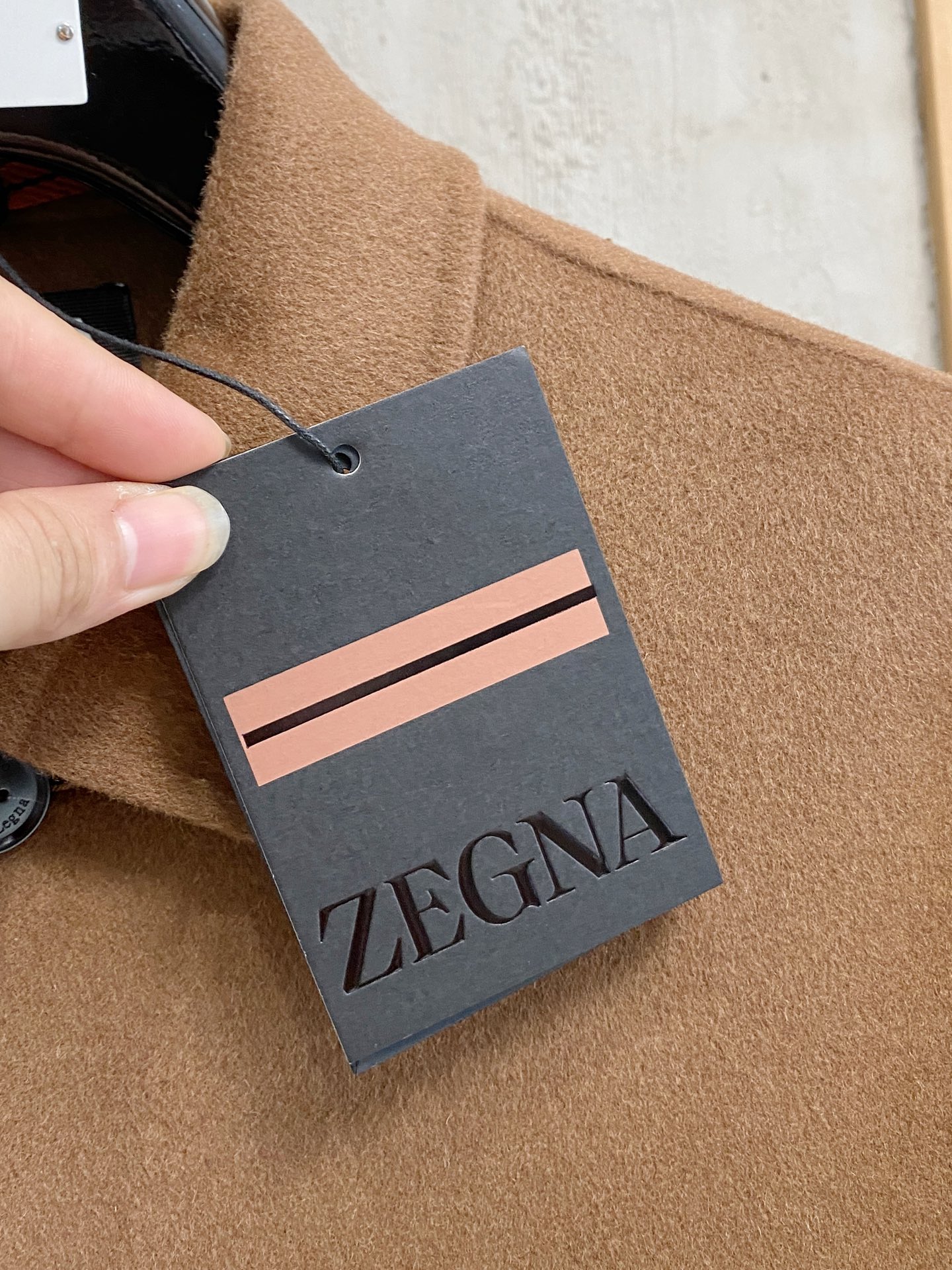 （纯手工）高端男士必备单品纯手工呢羊绒羊毛大衣.每一件都是纯手工缝制而成.内里无缝—带包装关于款式及设计