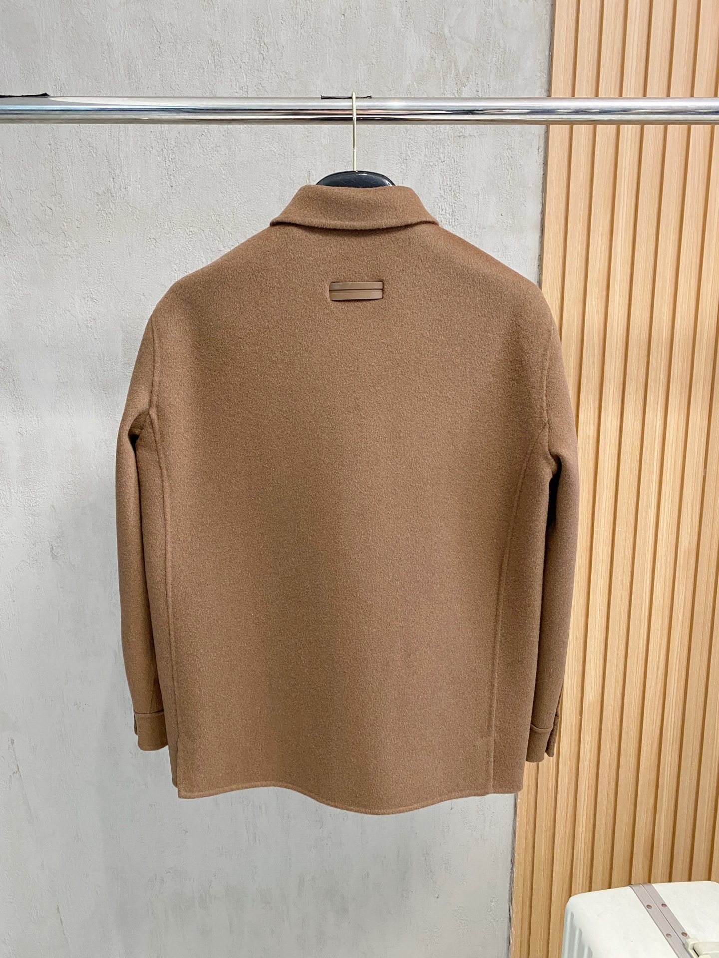 （纯手工）高端男士必备单品纯手工呢羊绒羊毛大衣.每一件都是纯手工缝制而成.内里无缝—带包装关于款式及设计