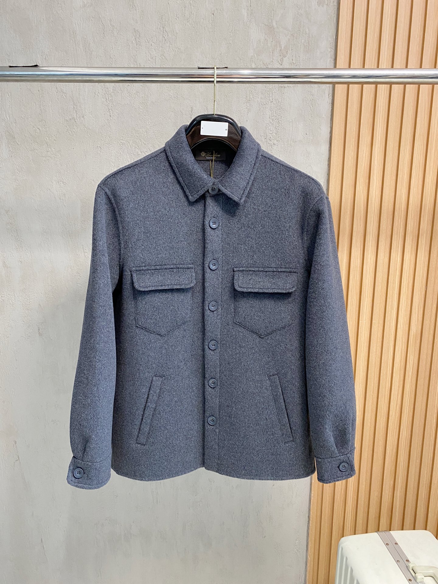 NO:519304,(Pure Handmade) LP & Nuo Pianya is a must-have item for high-end men's wardrobe for pure handmade wool cashmere wool coat. Each piece is made by hand. Seamless inside - with packaging About style and design If a long coat with wool is too picky of 'hardware' and 'software', then this set of short coats is enough to accommodate. The streamlined small lapels, the straight silhouette, the overall shape is minimalist, and at the same time is young. About fabrics and craftsmanship, 80 wool, 10 mulberry silk, 10 cashmere. Wool is blessed by the special craftsmanship of imported Italian equipment, making the texture of the cloth very excellent, the fluffy and saturated trefoil texture, the fabric is soft, delicate and high-end, and the ready-to-wear has super wrinkle resistance.  The entire jacket is hand-sewn by the master, and is produced ingeniously. It uses dark lines to outline the edges and three-dimensional outlines, keeping the garment minimalist while showing the craftsmanship value. Each line and proportion are carefully arranged. Number S-2XL, loro piano, jackets & coats, alexander wang19860909（纯手工）LP&诺悠翩雅 高端男士衣橱必备单品纯手工呢羊绒羊毛大衣.每一件都是纯手工缝制而成.内里无缝—带包装 关于款式及设计 如果羊毛呢料的长款大衣太挑“硬件”和“软件”,那么这一组短大衣就足够包容.精简的小翻领,直身的微廓形,整体偏极简,同时偏年轻. 关于面料及工艺 采用80羊毛.10桑蚕丝.10羊绒.羊毛 经意大利进口设备特殊工艺加持,使得布面的质感相当优秀,蓬松饱和的立绒质感,面料柔软,细腻高级,成衣具有超强抗皱性. 整件外套由老师傅一针一线纯手工缝制,匠心出品,采用暗走线来勾勒边缘及立体轮廓,保持成衣极简的同时又尽显工艺值,每一条走线与比例都经过精心安排 码数S-2XL,,loro piana,jackets & coats,alexander wang,Men's clothing