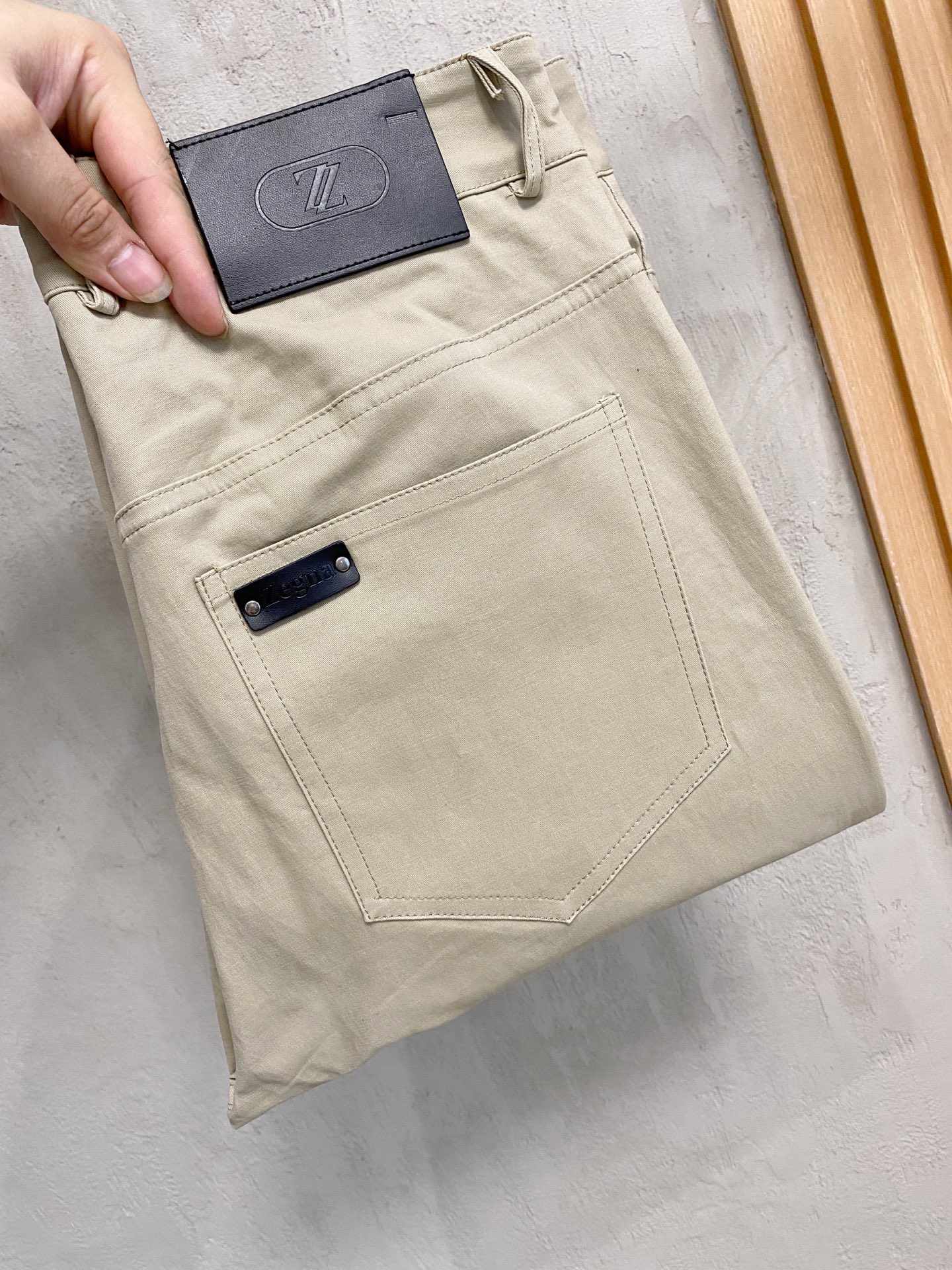 NO:519854,Zeg 2025 Autumn and Winter Asian Counter Series Latest Model!  High-end ruthless goods, high-end customized slim-fit business casual pants, original hardware, a style that is fully suitable for daily business casual, with super positive upper body effect, three-dimensional slim-fit buttocks lifted, and the legs are fully demonstrated, including Tennis special cotton fabric!  It belongs to the type of woven cotton!  The texture is firm and delicate, the upper body is very comfortable and stylish, and it is extremely practical and versatile, which is very worth buying!  Requested recommendations from old customers!  !  Size M-3XL, alexander wang19860909Zeg 2025秋冬亚洲专柜系列最新款！高端狠货 高端订制修身商务休闲裤西裤 原版五金 日常商务休闲都完全适用的款,上身效果超正,立体修身提臀,腿部线条完全得到彰显,含天丝特殊棉面料！属于色织棉的类型！纹理紧致细腻,上身非常舒适有型,而且极为实穿百搭,非常值得入手！老客户必收推荐！！尺码M-3XL,,alexander wang,Men's clothing