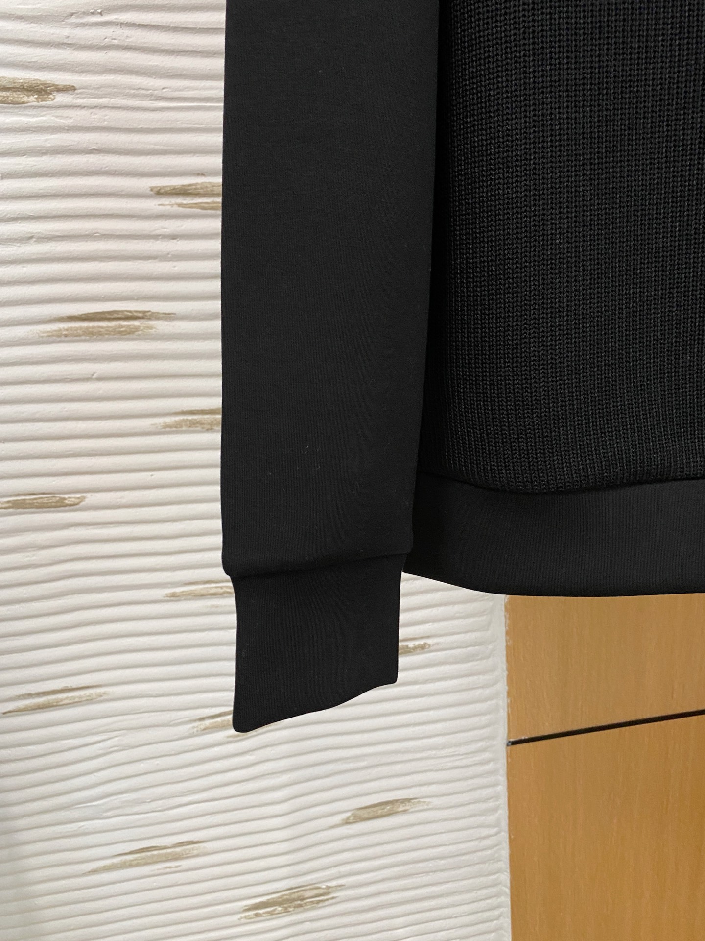 。lP🆕 1935秋冬  羊毛混纺套头针织卫衣  几何拼皮的口袋设计 很有亮点，标志字母纽扣 细节上凸显