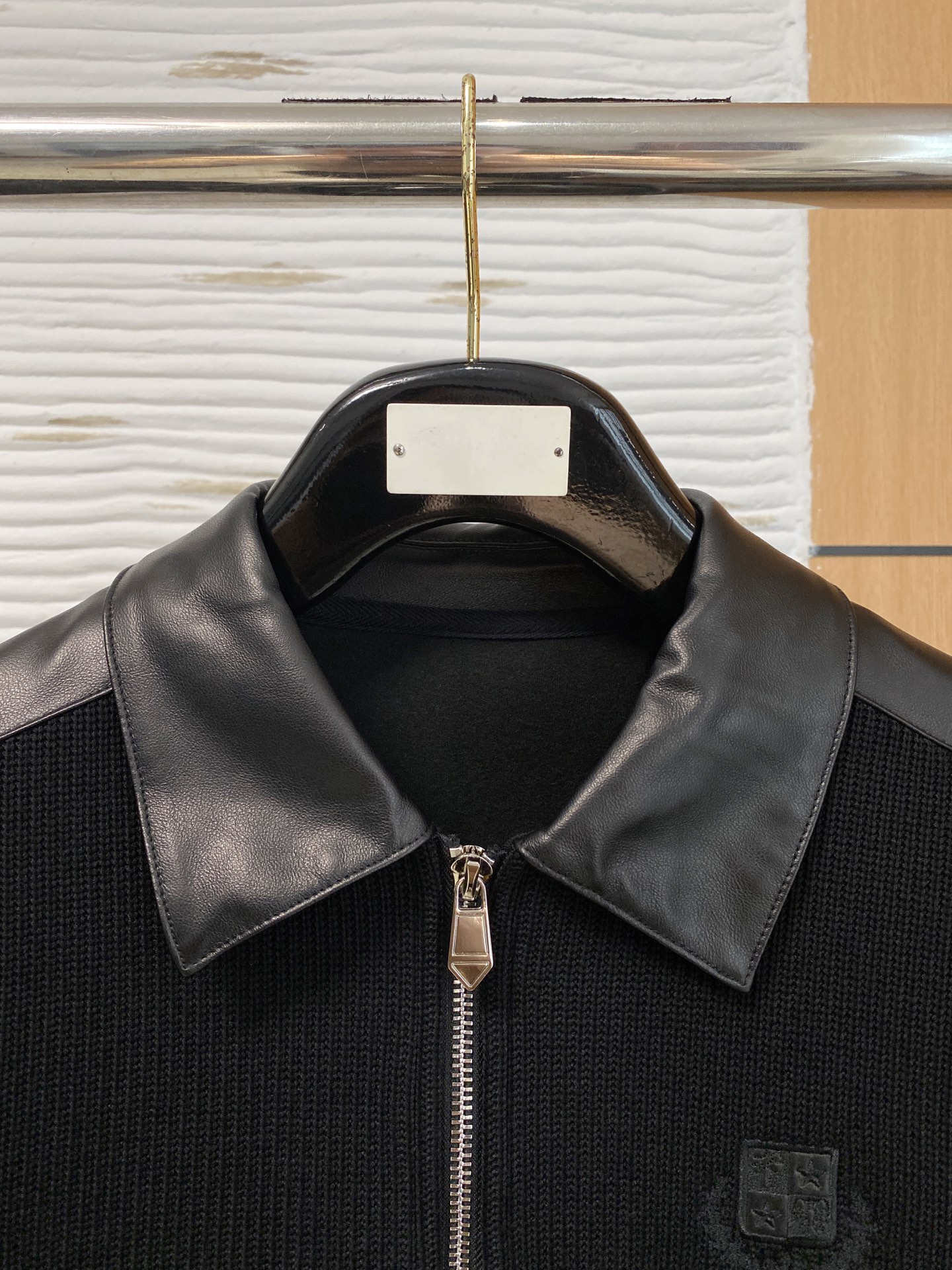 。lP🆕 1935秋冬  羊毛混纺套头针织卫衣  几何拼皮的口袋设计 很有亮点，标志字母纽扣 细节上凸显