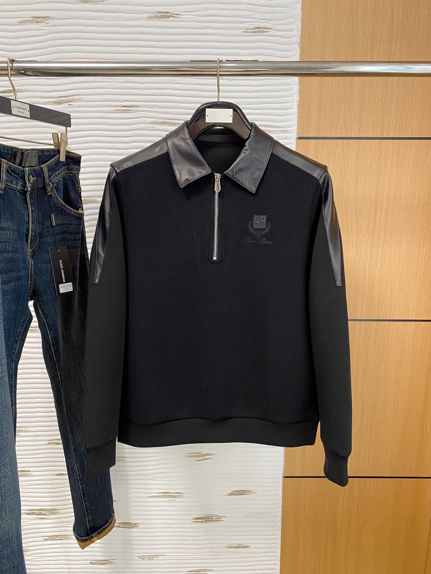 。lP🆕 1935秋冬  羊毛混纺套头针织卫衣  几何拼皮的口袋设计 很有亮点，标志字母纽扣 细节上凸显