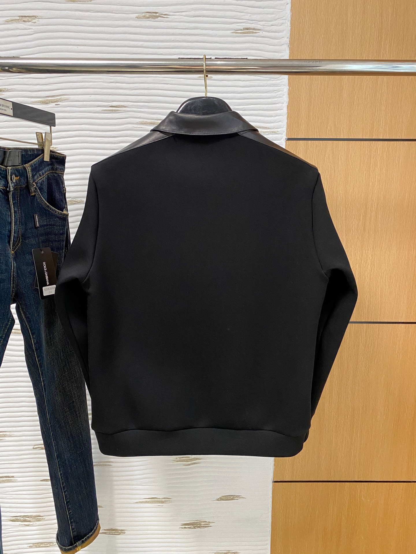 。lP🆕 1935秋冬  羊毛混纺套头针织卫衣  几何拼皮的口袋设计 很有亮点，标志字母纽扣 细节上凸显