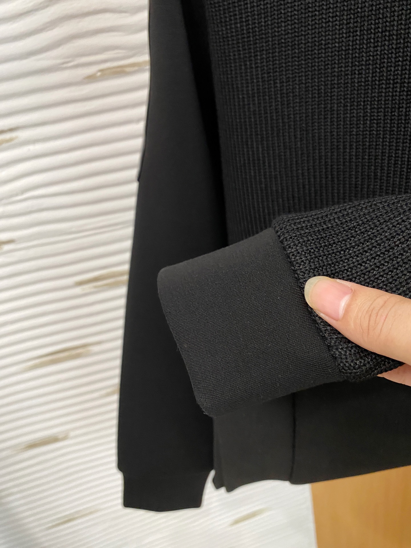 。lP🆕 1935秋冬  羊毛混纺套头针织卫衣  几何拼皮的口袋设计 很有亮点，标志字母纽扣 细节上凸显