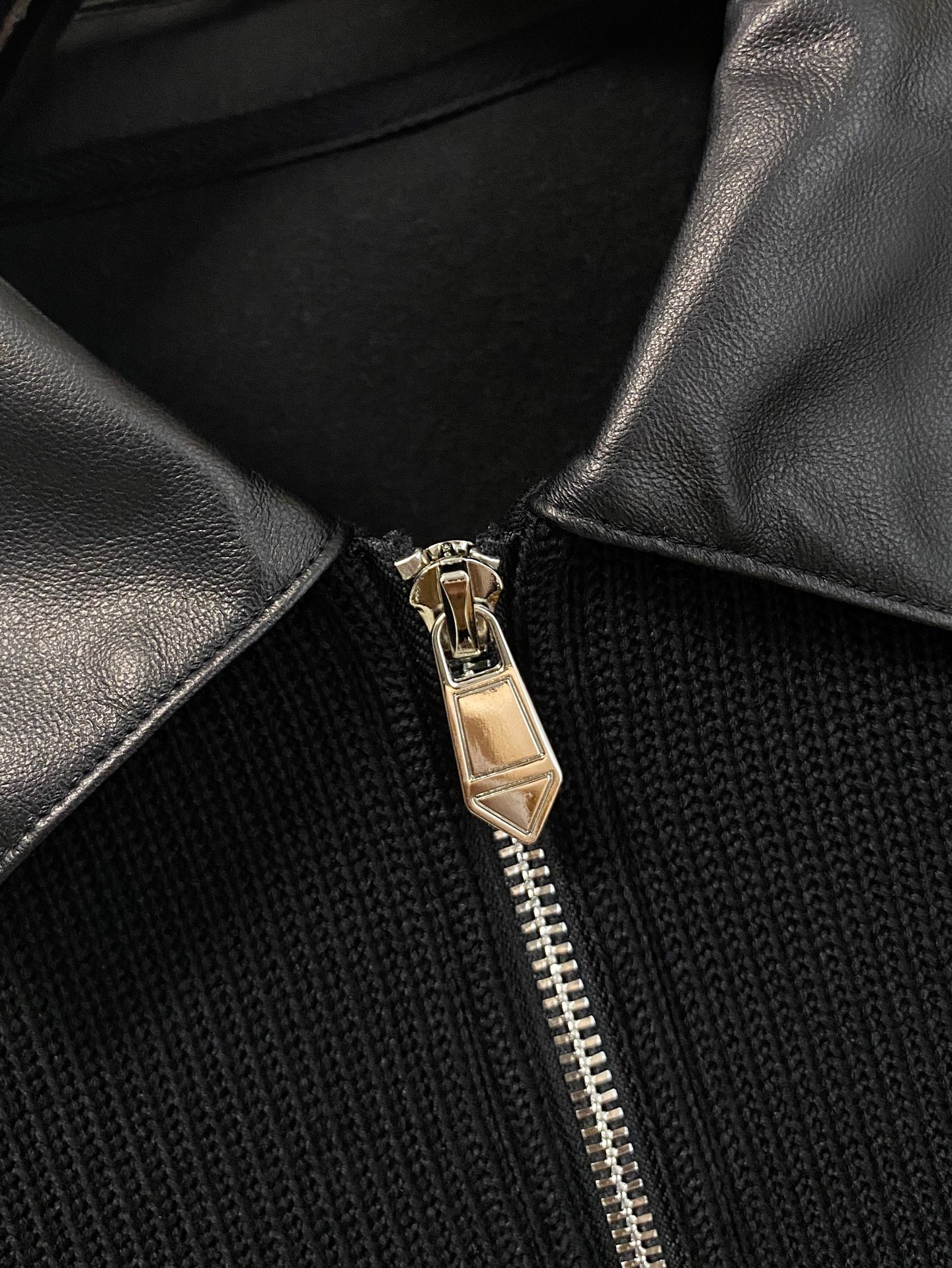 。lP🆕 1935秋冬  羊毛混纺套头针织卫衣  几何拼皮的口袋设计 很有亮点，标志字母纽扣 细节上凸显