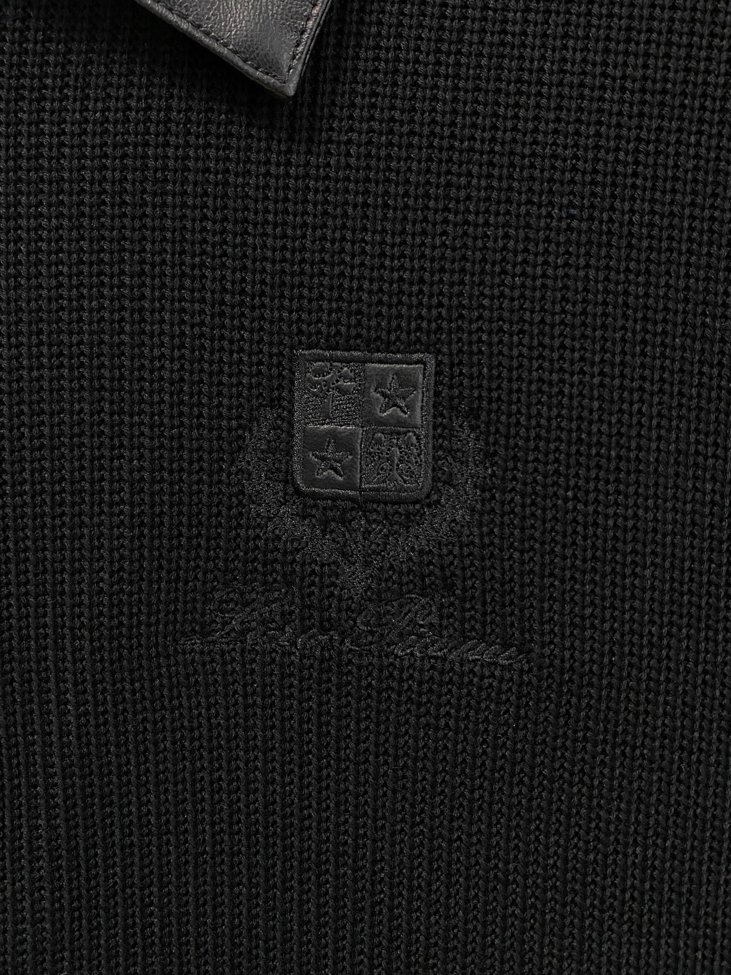 。lP🆕 1935秋冬  羊毛混纺套头针织卫衣  几何拼皮的口袋设计 很有亮点，标志字母纽扣 细节上凸显