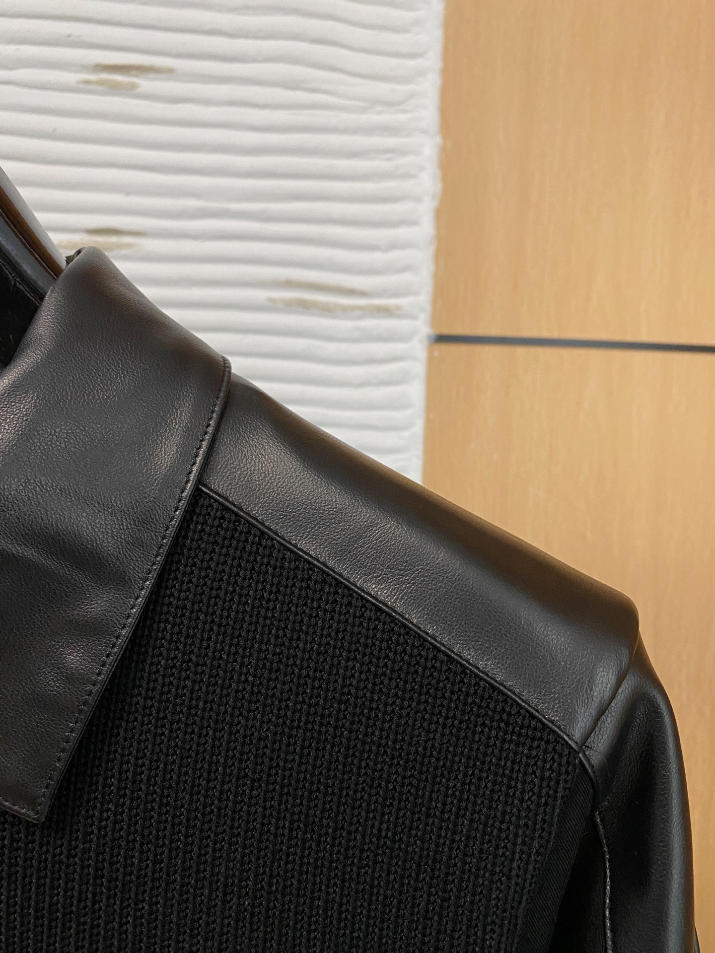 。lP🆕 1935秋冬  羊毛混纺套头针织卫衣  几何拼皮的口袋设计 很有亮点，标志字母纽扣 细节上凸显