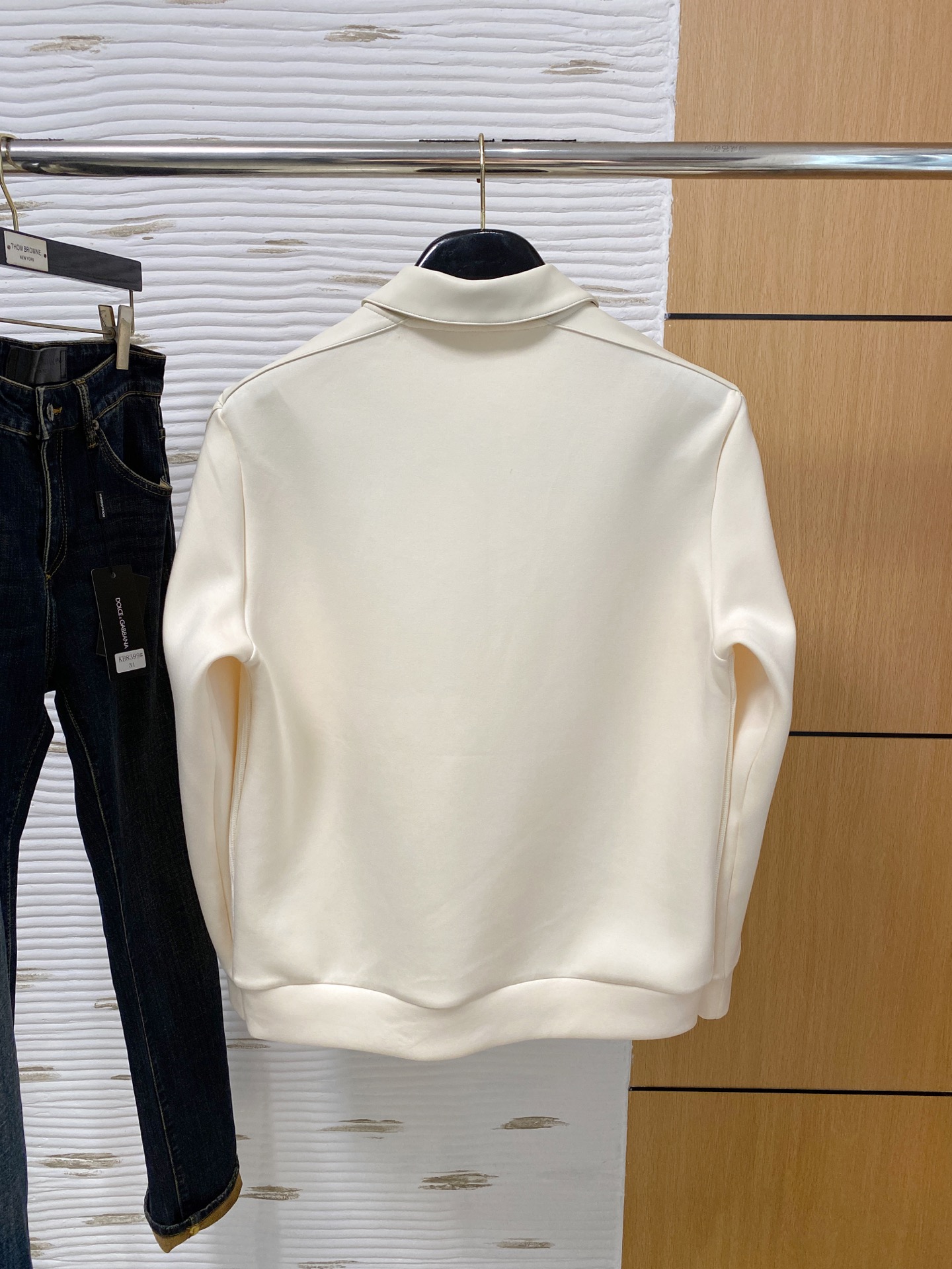 。lP🆕 1935秋冬  羊毛混纺套头针织卫衣  几何拼皮的口袋设计 很有亮点，标志字母纽扣 细节上凸显