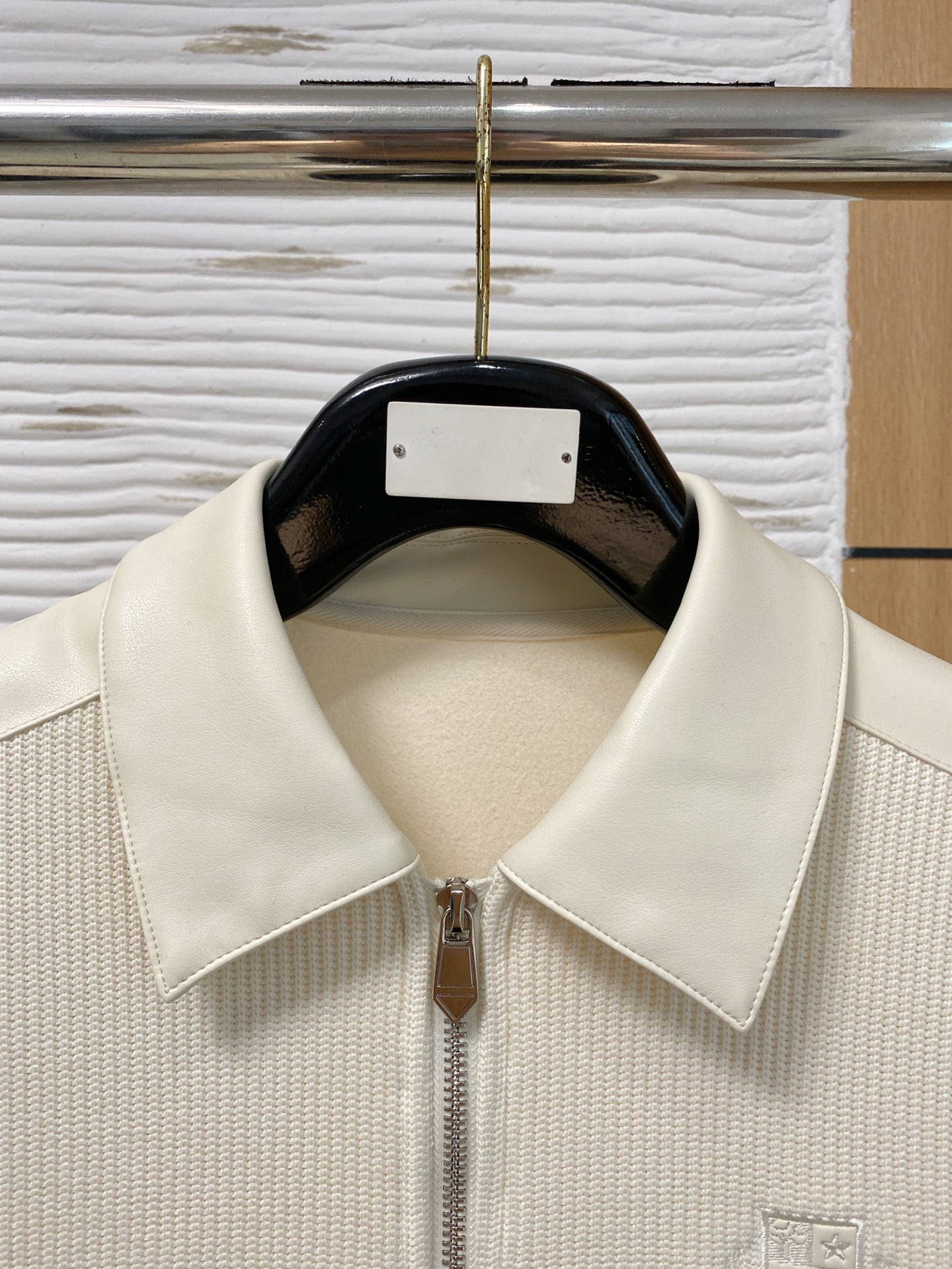 。lP🆕 1935秋冬  羊毛混纺套头针织卫衣  几何拼皮的口袋设计 很有亮点，标志字母纽扣 细节上凸显