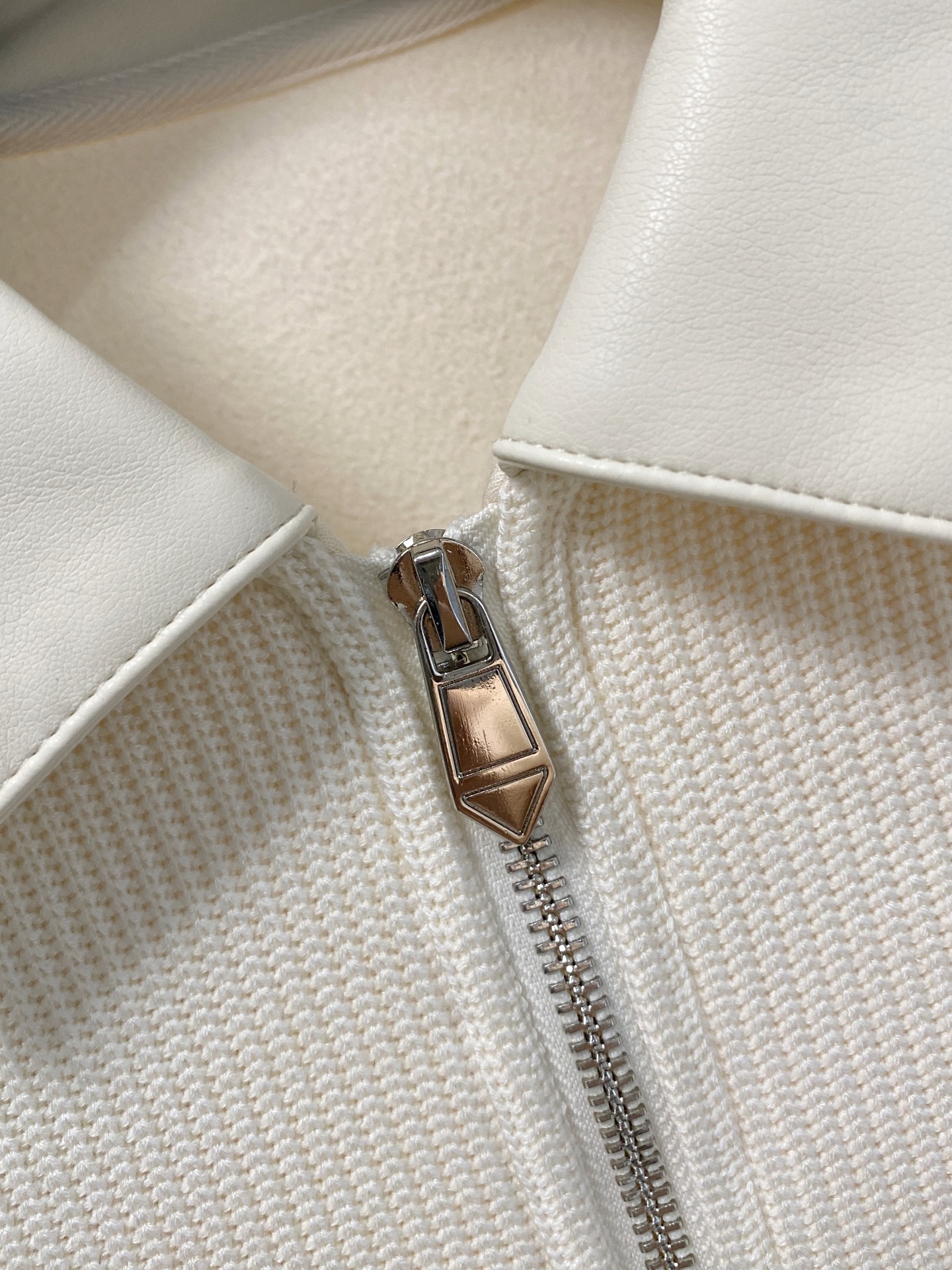 。lP🆕 1935秋冬  羊毛混纺套头针织卫衣  几何拼皮的口袋设计 很有亮点，标志字母纽扣 细节上凸显