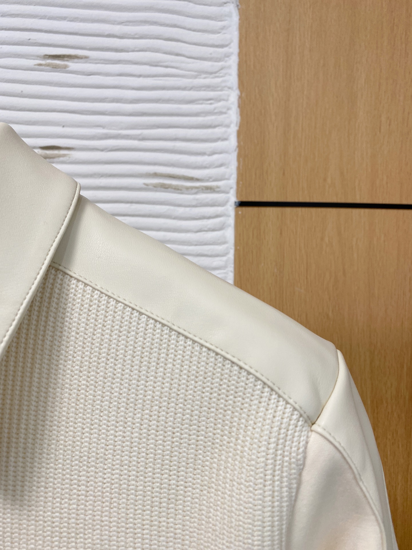 。lP🆕 1935秋冬  羊毛混纺套头针织卫衣  几何拼皮的口袋设计 很有亮点，标志字母纽扣 细节上凸显