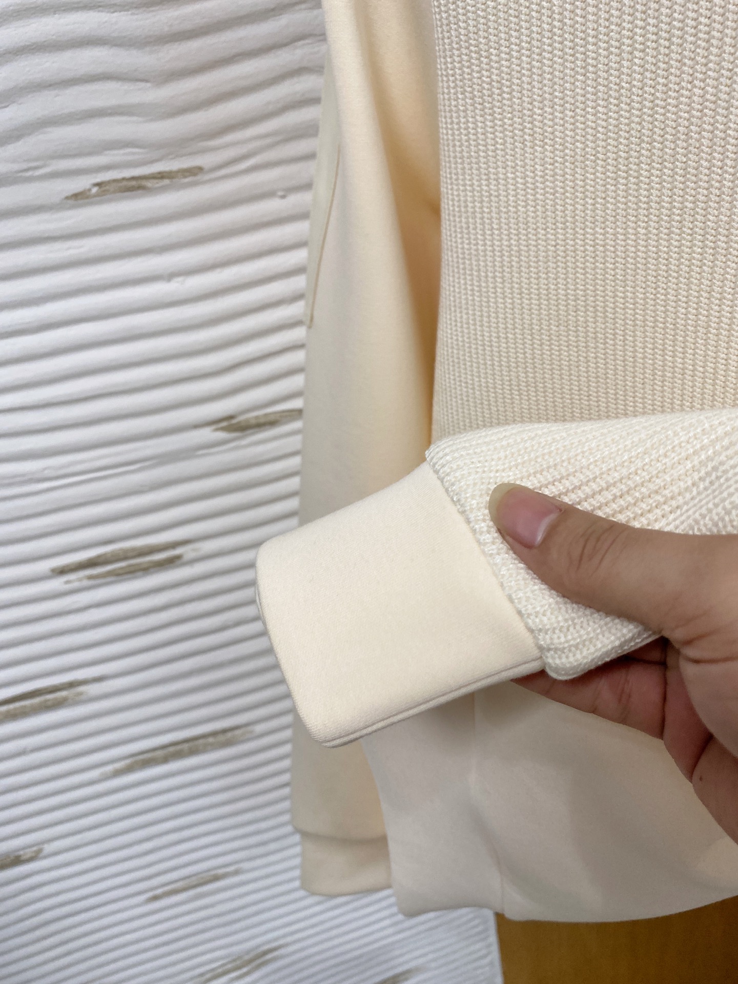 。lP🆕 1935秋冬  羊毛混纺套头针织卫衣  几何拼皮的口袋设计 很有亮点，标志字母纽扣 细节上凸显