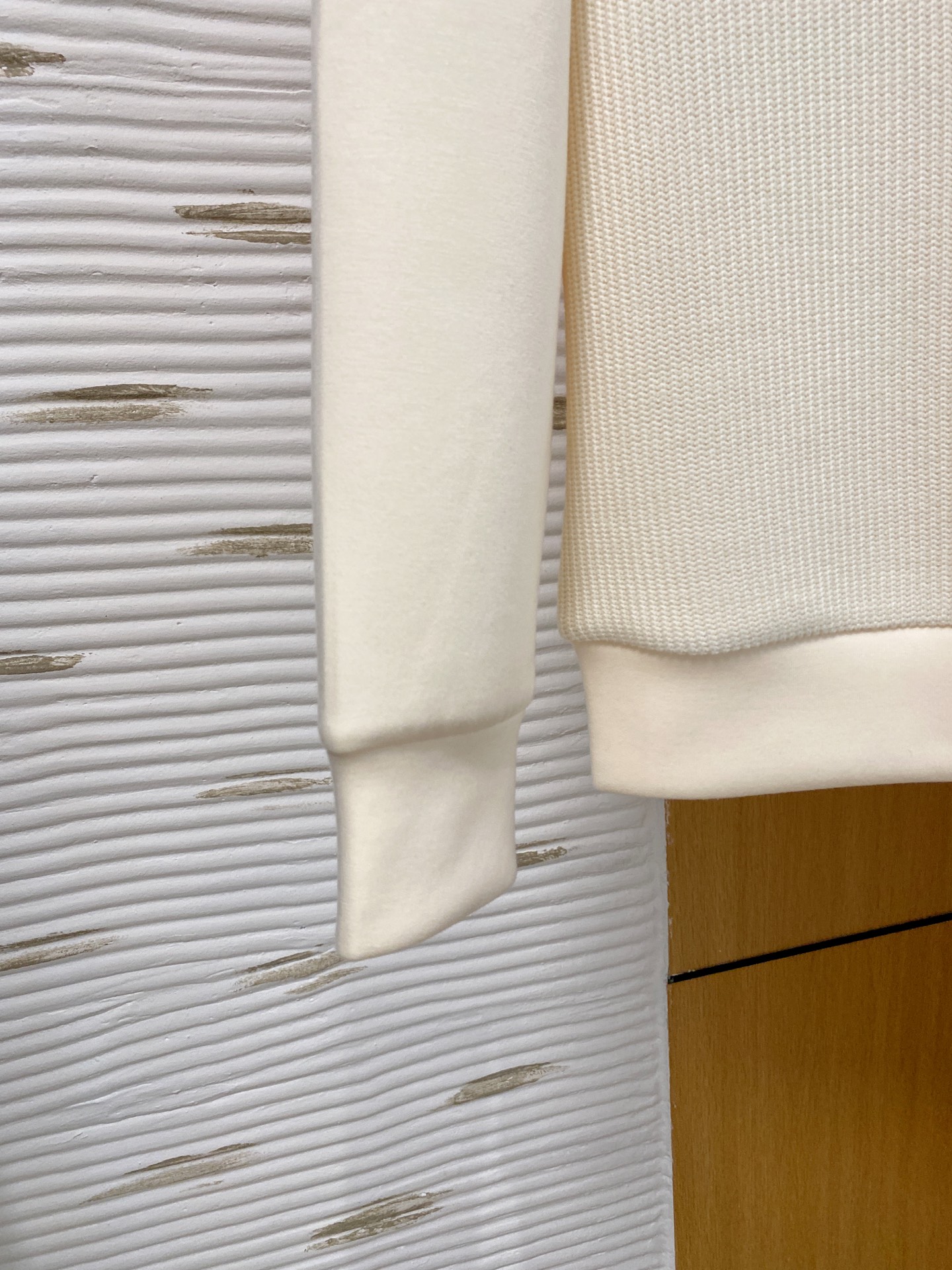 。lP🆕 1935秋冬  羊毛混纺套头针织卫衣  几何拼皮的口袋设计 很有亮点，标志字母纽扣 细节上凸显