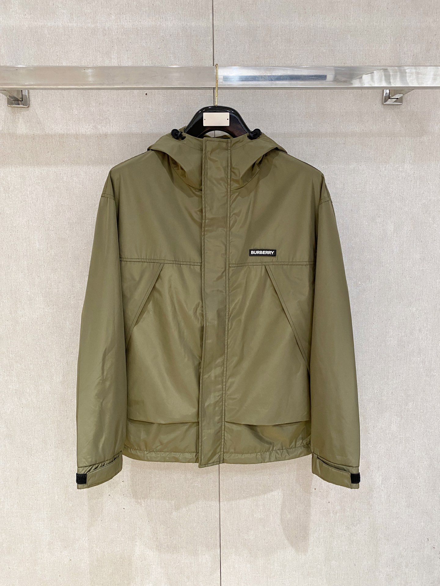 NO:509178,New .Burberry Home The same official website, complete with three standards!  New men's jacket, fashionable and casual high-end version!  Customized fabrics for counters are breathable and comfortable, with impeccable details, and the brand element design concept reflects high quality. The feel is delicate and soft!  It is casually cut, with a great upper body style!  Code number L-3XL, burberry, jackets & coats, jackets & coats, alexander wang19860909上新 .巴宝莉家 官网同款,三标齐全！新款男士夹克外套,时尚休闲高端版本！专柜定制面料 透气舒适度高,细节无可挑剔,品牌元素设计理念,体现高品质.手感细腻柔软！呈现休闲裁剪,上身版型超赞！码数L-3XL,,burberry,jackets & coats,jackets & coats,alexander wang,Men's clothing