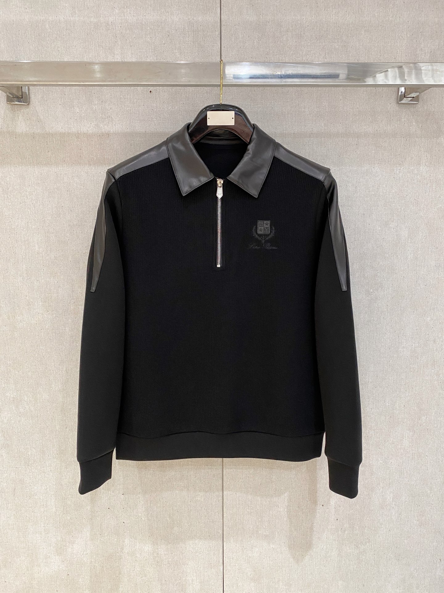 NO:509184,.Lp. Autumn and winter wool-blend pullover knit sweatshirt geometric leather-patched pocket design is very highlighted, logo letter buttons highlight the texture in details. The overall design is fashionable and gives a modern sense of tailoring. The neckline is slightly fitted to the neck, making the overall upper body look younger and more fashionable. The fabric is made of customer-supplied wool blend material. It has easy to care for. The surface has a wool texture. The upper body is comfortable and warm, and it looks high-end. It also has a very crisp feeling. Color black, brown, gray, code M-3XL, try on 172-148. Wear L size slim feeling, loro piano, hoodie, sweatshirts, alexander wang19860909.Lp.秋冬 羊毛混纺套头针织卫衣 几何拼皮的口袋设计 很有亮点,标志字母纽扣 细节上凸显质感 整体设计上身时尚而赋予现代气息感合体的剪裁,领口微微贴合颈部,让整体上身更显年轻时尚 , 面料采用客供定织羊毛混纺材质 有着易打理的特点 表面有着羊毛质感 上身舒适保暖 ,显高档的同时 又有很好挺括感 颜色 黑色 咖色 灰色 码数M-3XL 试穿172-148 穿L码修身感,,loro piana,hoodie,sweatshirts,alexander wang,Men's clothing