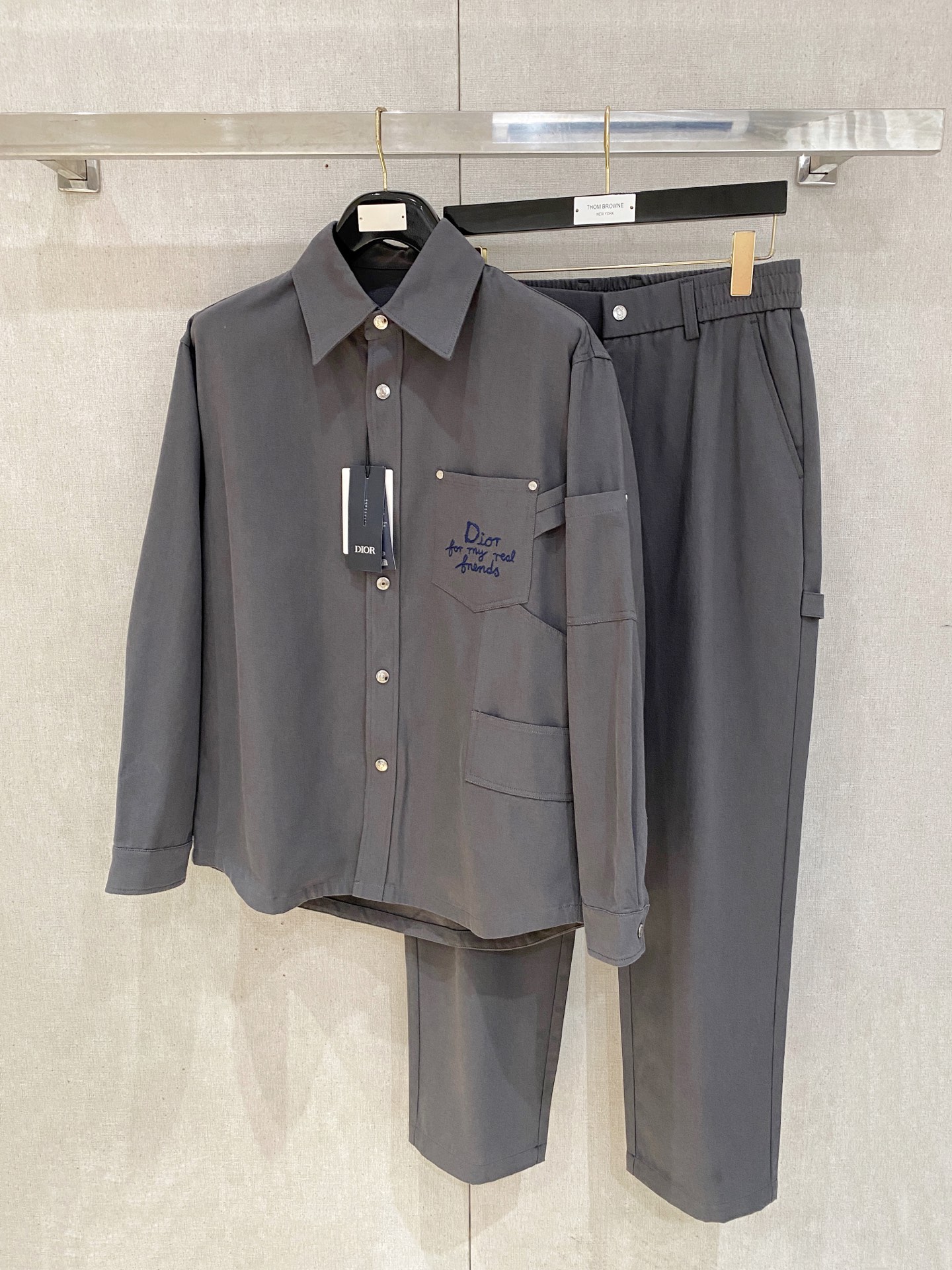 NO:509152,.Diro. Autumn and Winter New Set, Show Style, Customized Original Denim Fabric and Jacket Style Design, Very fashionable, The style is super good and not easy to wrinkle, No pilling, The details are perfect and flawless, The upper body effect is great, versatile and fashionable, three colors are available!  Code number M-3XL.,,jackets & coats,alexander wang19860909.Diro.秋冬新款套装 走秀款 定制原版牛仔面料搭配夹克版型设计 非常洋气 版型超好不易褶皱 不起球 细节走线完美无瑕疵 上身效果棒棒哒 百搭又不失时尚感 三色可选！码数M-3XL.,,jackets & coats,alexander wang,Men's clothing