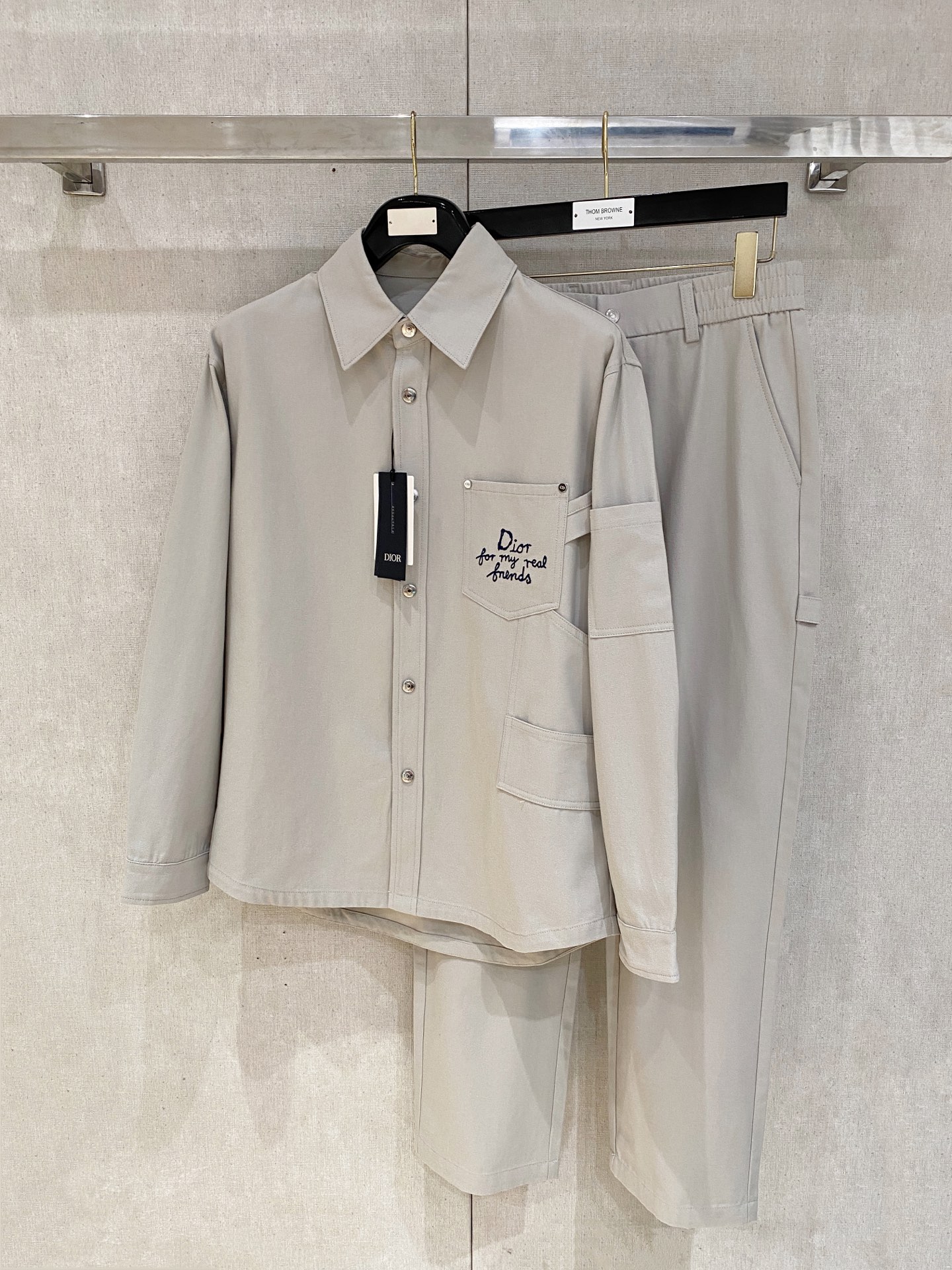 NO:570296,.Diro.2025 new autumn and winter suit, catwalk style. Customized original denim fabric with jacket design. Very fashionable. The shape is super good, not easy to wrinkle and no pilling. The details are perfectly routed. The upper body effect is great. Versatile without losing the sense of fashion. Three colors available!  Size M-3XL.,,jackets & coats,alexander wang19860909.Diro.2025秋冬新款套装 走秀款 定制原版牛仔面料搭配夹克版型设计 非常洋气 版型超好不易褶皱 不起球 细节走线完美无瑕疵 上身效果棒棒哒 百搭又不失时尚感 三色可选！码数M-3XL.,,jackets & coats,alexander wang,Men's clothing