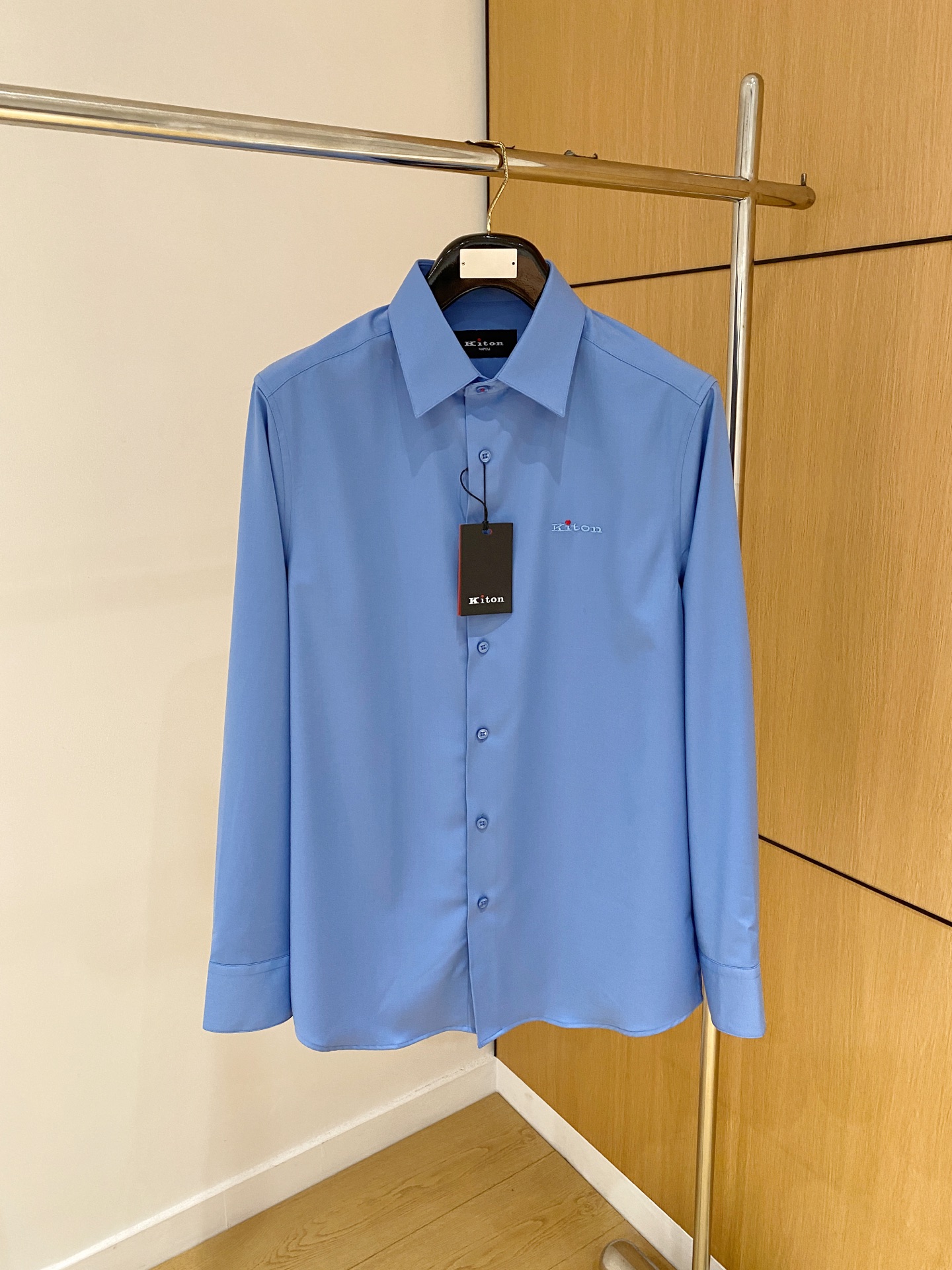 NO:505331,Top quality>Office official website is released simultaneously! All accessories are customized for original products, and the trading company's genuine product orders. High-end custom imported fabrics are extracted from natural plant fibers. They are thinner than ordinary cotton fabrics. They feel soft and comfortable to wear. They are not easy to irritate the skin. The fabric is hygroscopic and breathable. Size: 48-56,,alexander wang19860909顶级品质>专柜官网同步发售！辅料全部原版定制出品,贸易公司真品订单.高级定制进口面料,以天然植物纖維提炼出来,比一般棉织物轻薄 手感柔软,穿着舒适 完全不易有刺激皮肤 面料吸湿性、透气性良好 尺码: 48-56,,alexander wang,Men's clothing