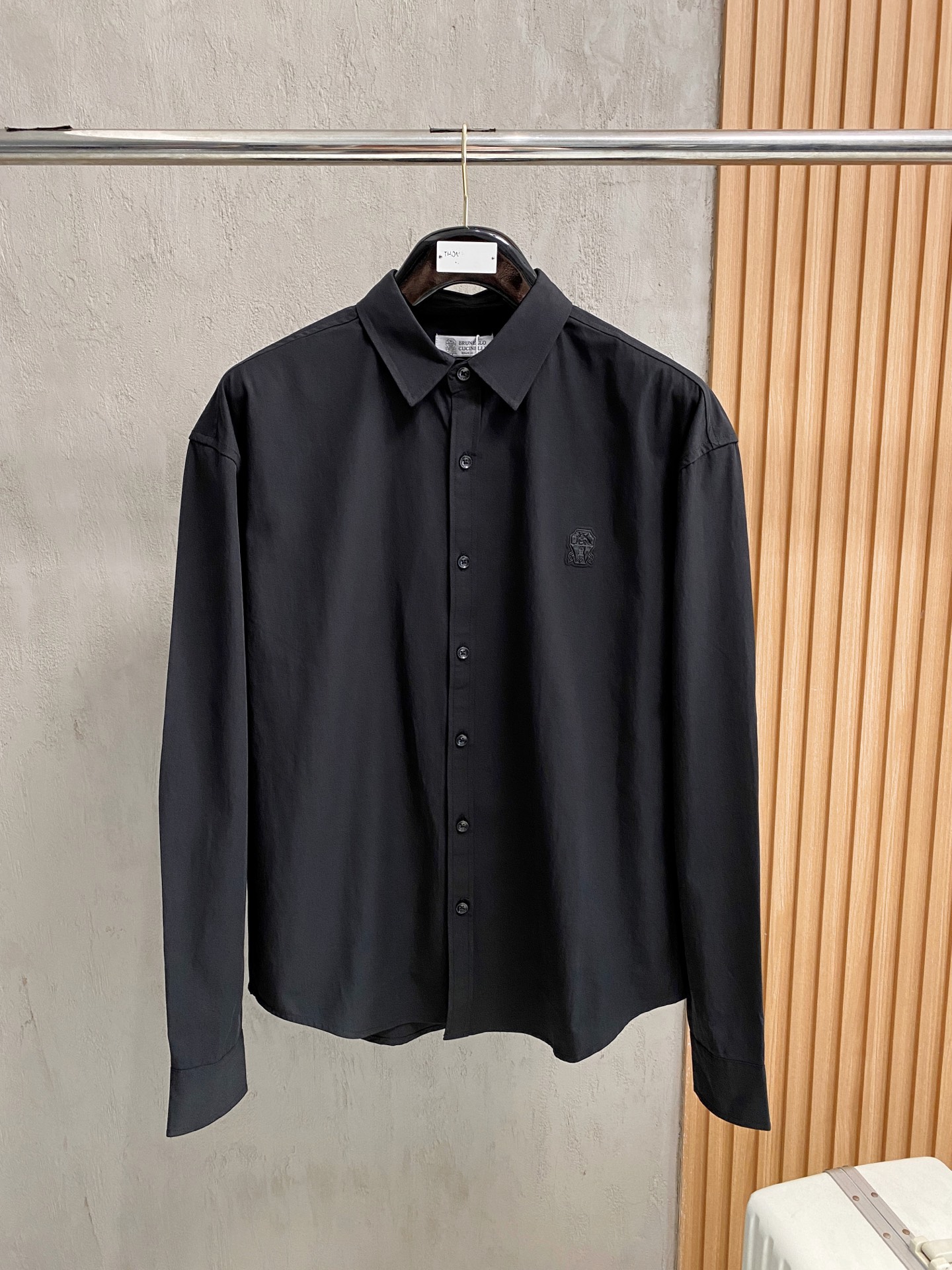 NO:519300,Bru**llo Cuci**lli men's business casual plaid long-sleeved shirt. Official synchronous series!  Fashion with typical Italian style is quite exquisite in fabric selection and craftsmanship, which is very consistent with the aesthetic tone of BC, low-key and luxurious, elegant and noble. Every detail proves the brand's own sense of luxury!  As a recognized fashion item, shirts are undoubtedly one of the most vital elements in the fashion circle. They appear very frequently, are simple and distinctive. They are a good medicine for improving vision. In terms of outfits, they are both refreshing and age-reducing and fashionable, and they are intellectual and elegant, showing their taste and temperament, with various label symbols!  The fabrics and accessories are all supplied by foreign merchants. They are heavy-duty imported Turkish cotton, and BC classic French style. They have elegant temperament attributes and are full of high-end feeling!  Invincible versatile, with extensive compatibility, the first choice for urban elite men!  S-XL, Shirts,alexander wang19860909Bru**llo Cuci**lli 男士商务休闲格子长袖衬衫.官方同步系列！颇具意大利典型风格的时装,在面料选取和工艺方面都相当考究,极符合 BC美学基调,低调且奢华,优雅且高贵,每一个细节都在力证品牌自身的高级感！衬衫作为公认的时尚单品,无疑是时尚圈生命力最强的元素之一,出镜率极高,简单而个性鲜明,是改良视觉的良药,在穿搭方面即清爽减龄又自带时髦感,即知性儒雅又彰显品位气质,有着各种标签符号！面料和辅料皆为外商客供,重磅土耳其进口棉,BC经典法式领款..自带儒雅气质属性,高级感十足！无敌的百搭,兼容性广泛,都市精英男士首选！ 码数S-XL,,shirts,alexander wang,Men's clothing