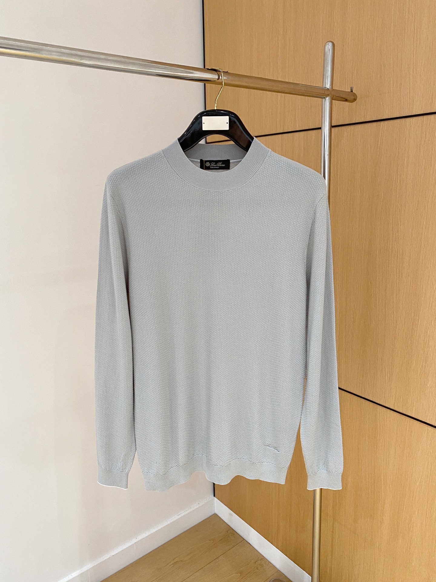 NO:514911,Top quality>Office official website is released simultaneously! All accessories are customized for original products, and the trading company's genuine product orders. High-end custom imported fabrics are extracted from natural plant fibers. They are thinner than ordinary cotton fabrics. They feel soft and comfortable to wear. They are not easy to irritate the skin. The fabric is hygroscopic and breathable. Size: 48-56,,alexander wang19860909顶级品质>专柜官网同步发售！辅料全部原版定制出品,贸易公司真品订单.高级定制进口面料,以天然植物纖維提炼出来,比一般棉织物轻薄 手感柔软,穿着舒适 完全不易有刺激皮肤 面料吸湿性、透气性良好 尺码: 48-56,,alexander wang,Men's clothing